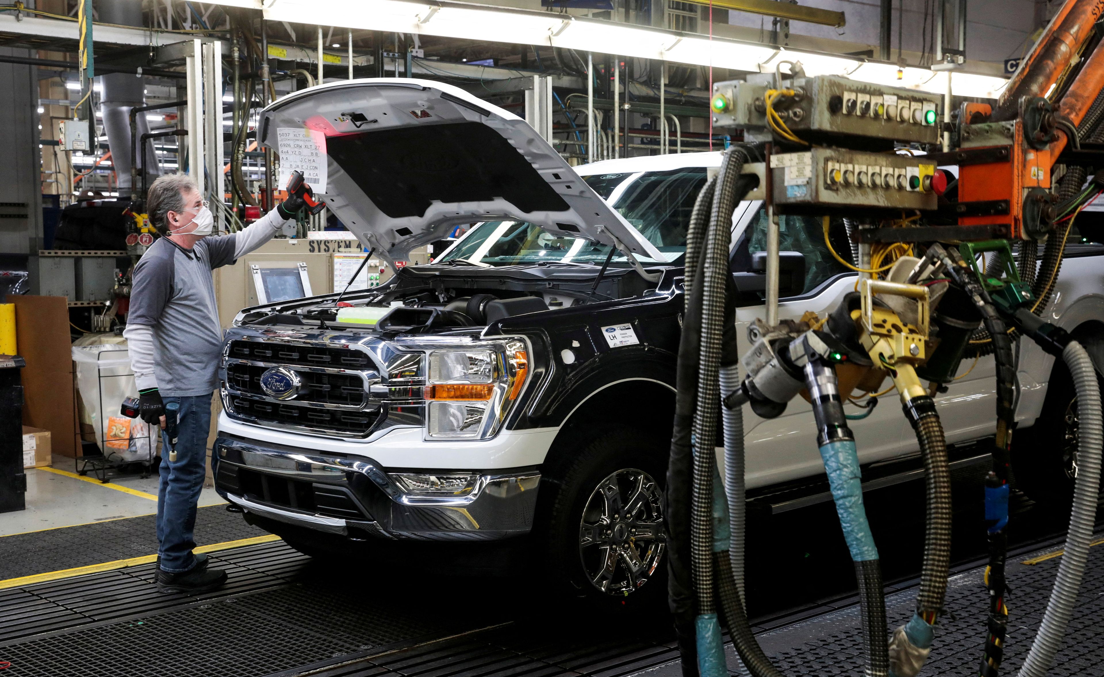 Un operario en la planta de Ford en Dearborn (Michigan, EEUU).
