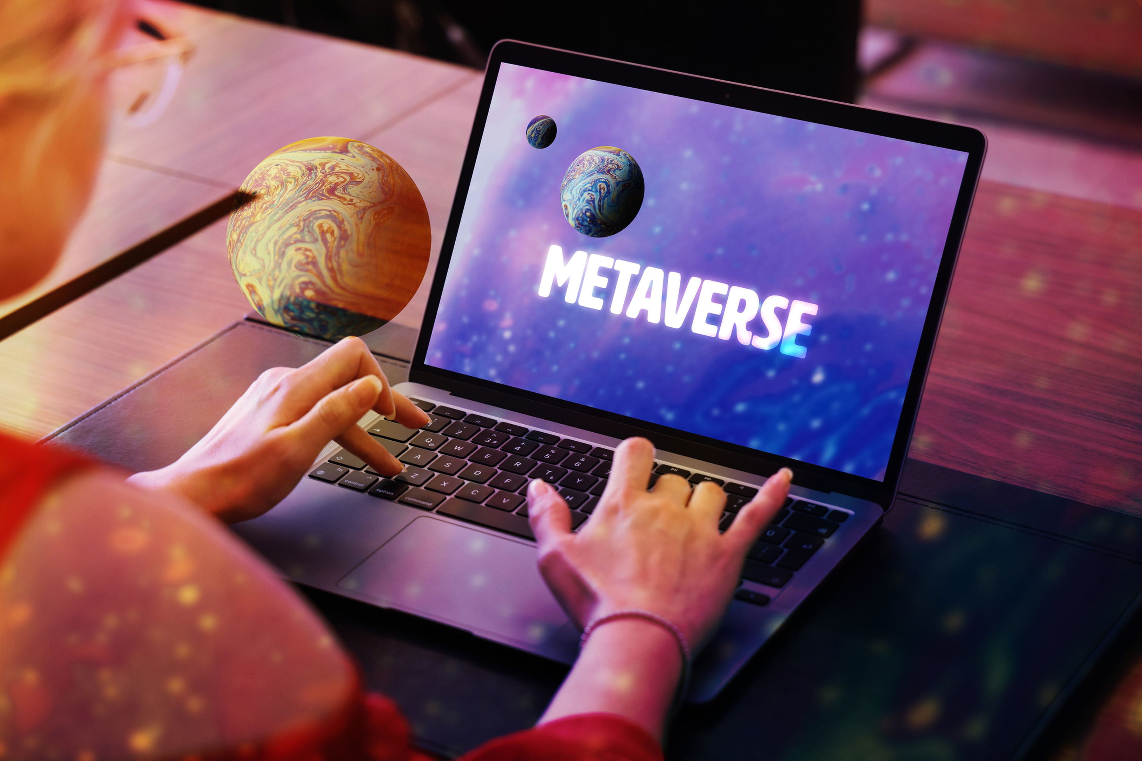 Una pantalla muestra la palabra metaverso en un ordenador portátil