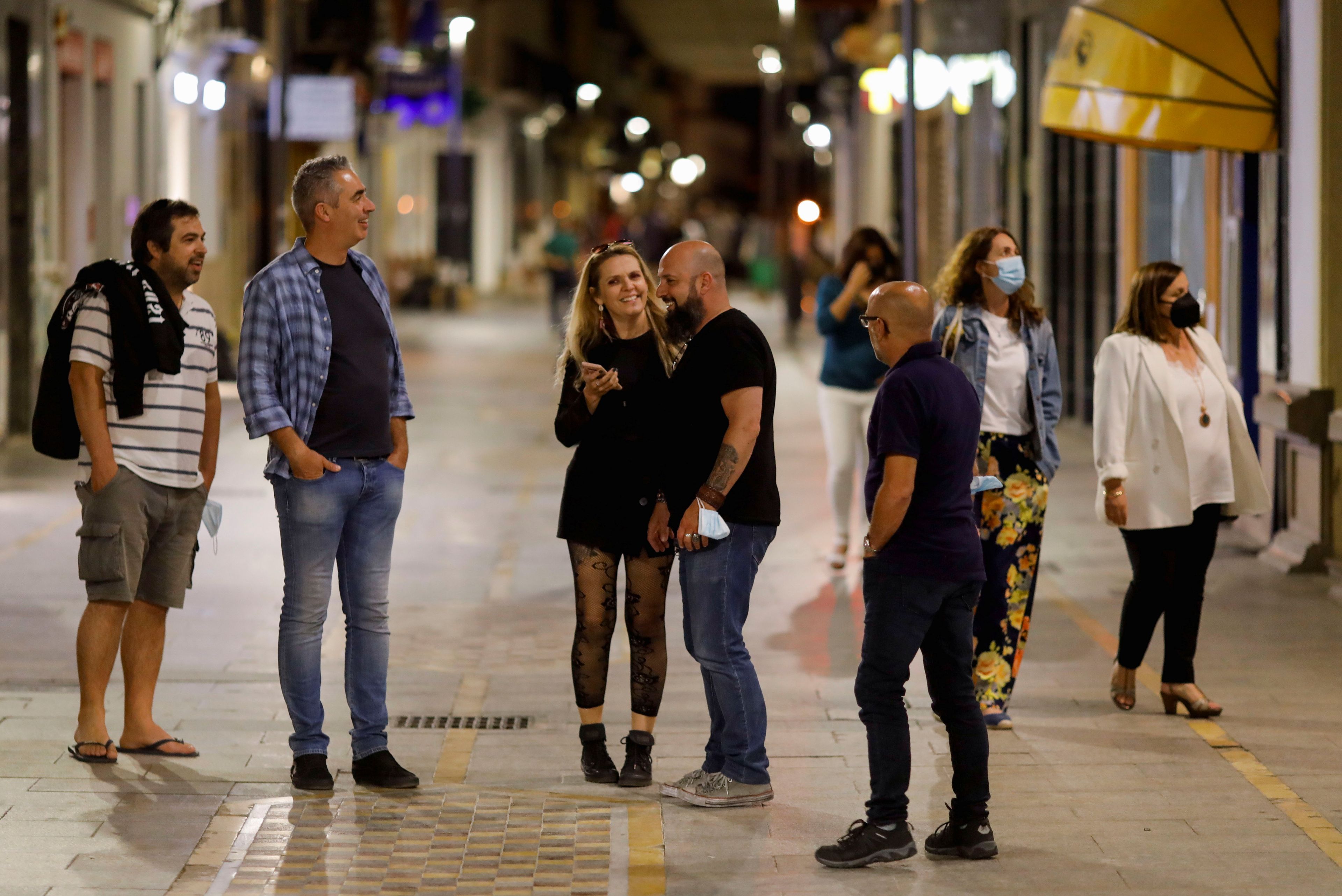 Personas en la calle sin mascarilla, España