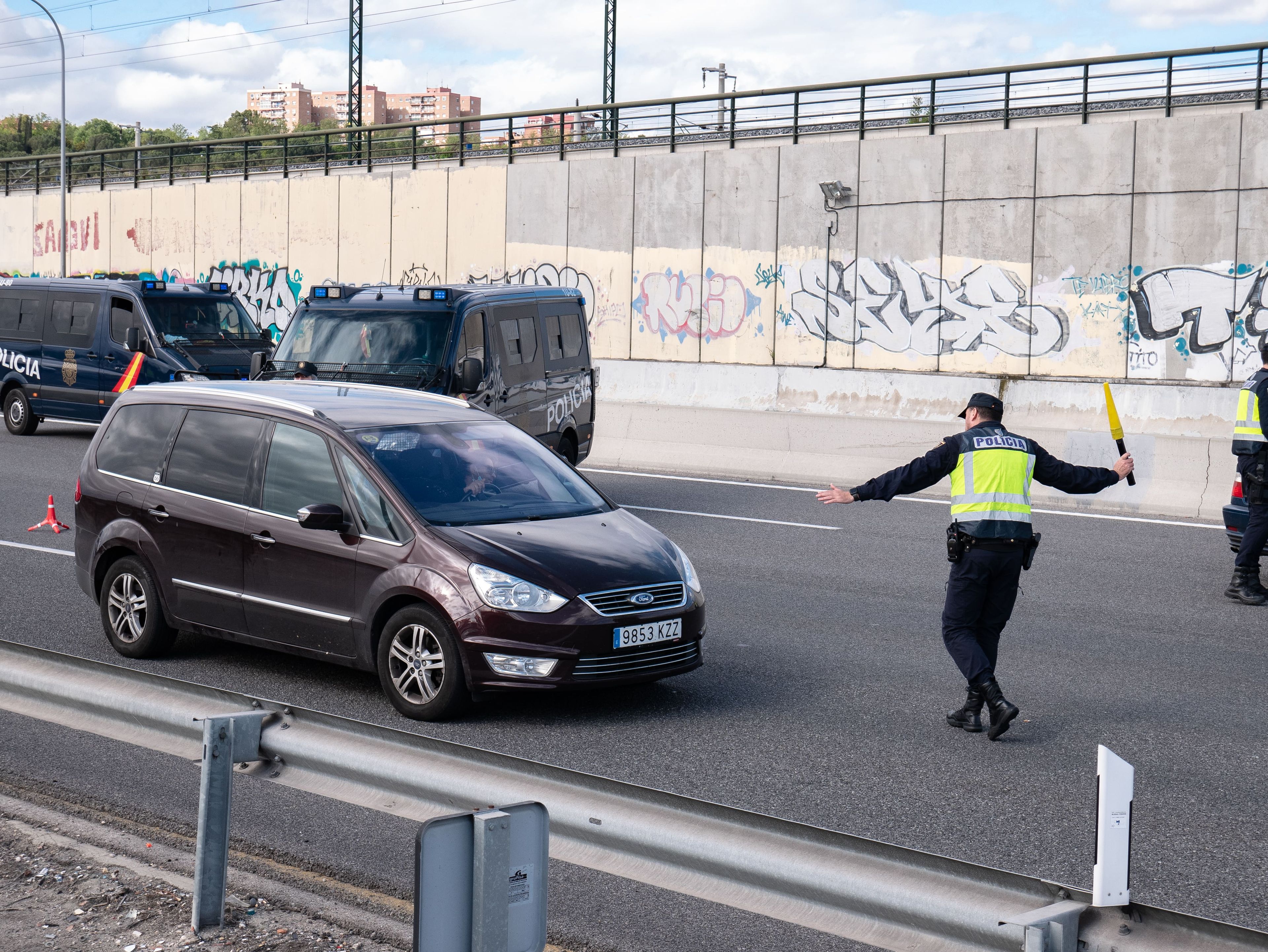 Policía deteniendo a un conductor