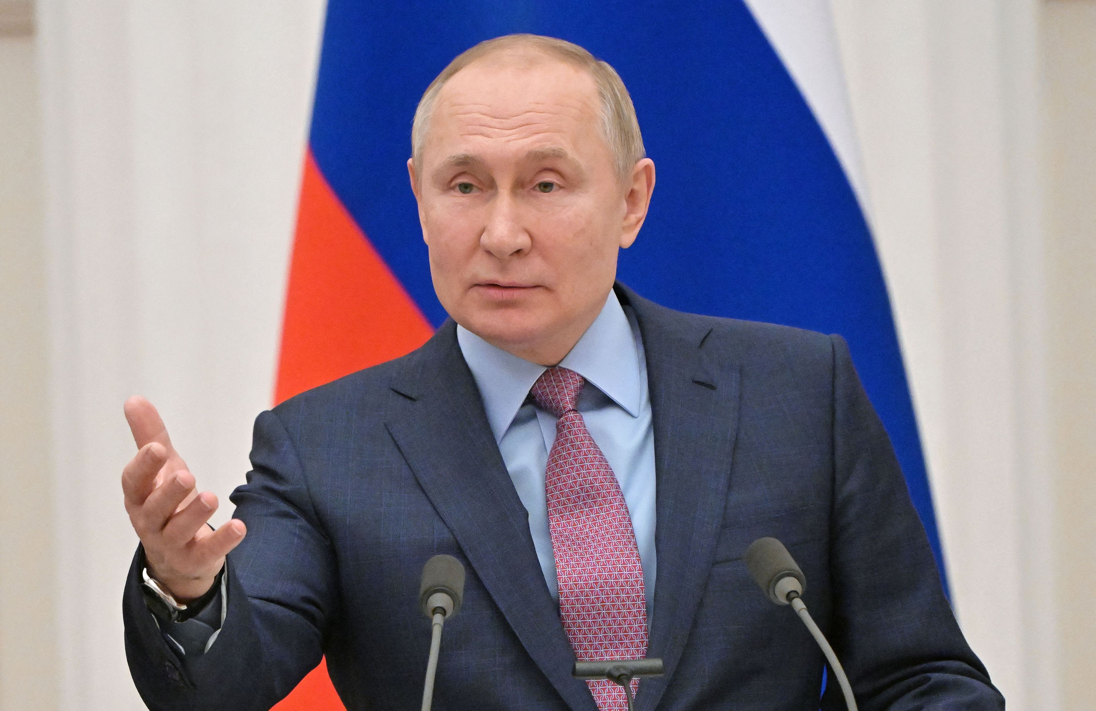 El presidente de Rusia, Vladimir Putin, gesticula mientras habla durante una rueda de prensa con su homólogo bielorruso, tras sus conversaciones en el Kremlin en Moscú el 18 de febrero de 2022.