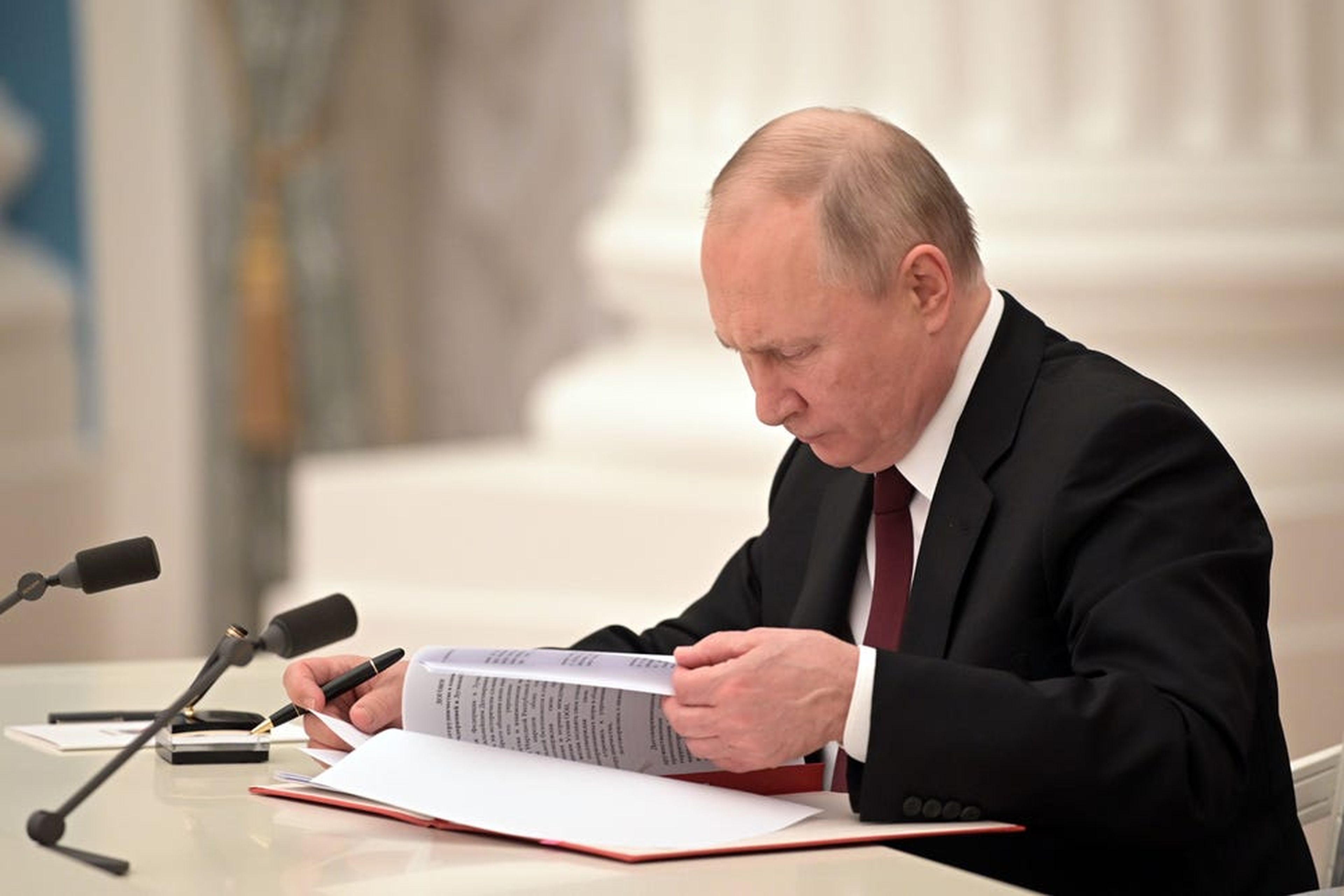 El presidente de Rusia, Vladimir Putin, ha firmado decretos que reconocen la independencia de Donetsk y Luhansk. Las tropas de Moscú entraron el lunes en estas zonas, lo que aumenta la posibilidad de una guerra abierta entre Rusia y Ucrania.