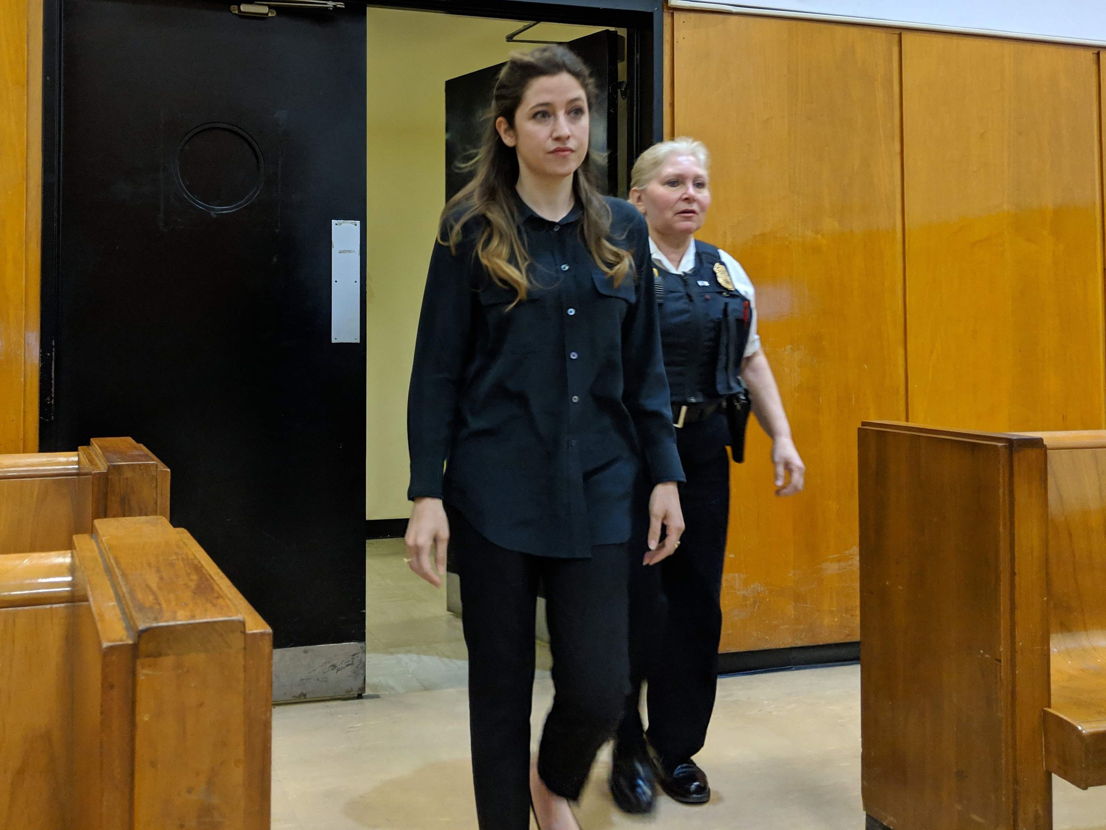 Rachel Williams entrando en la sala del juicio penal de Sorokin.