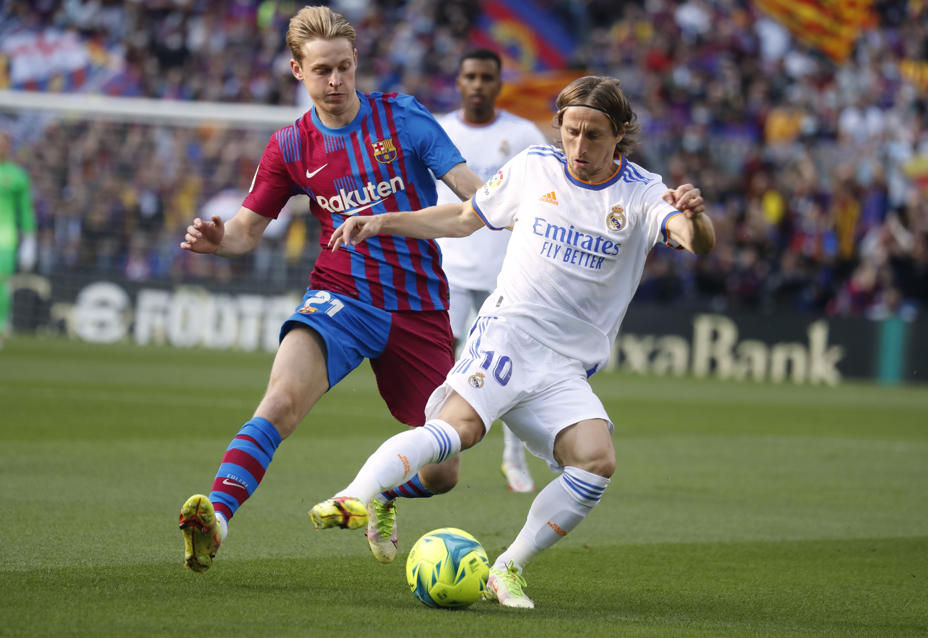 De Jong y Modric disputan un balón en el último encuentro entre Real Madrid y Barcelona.