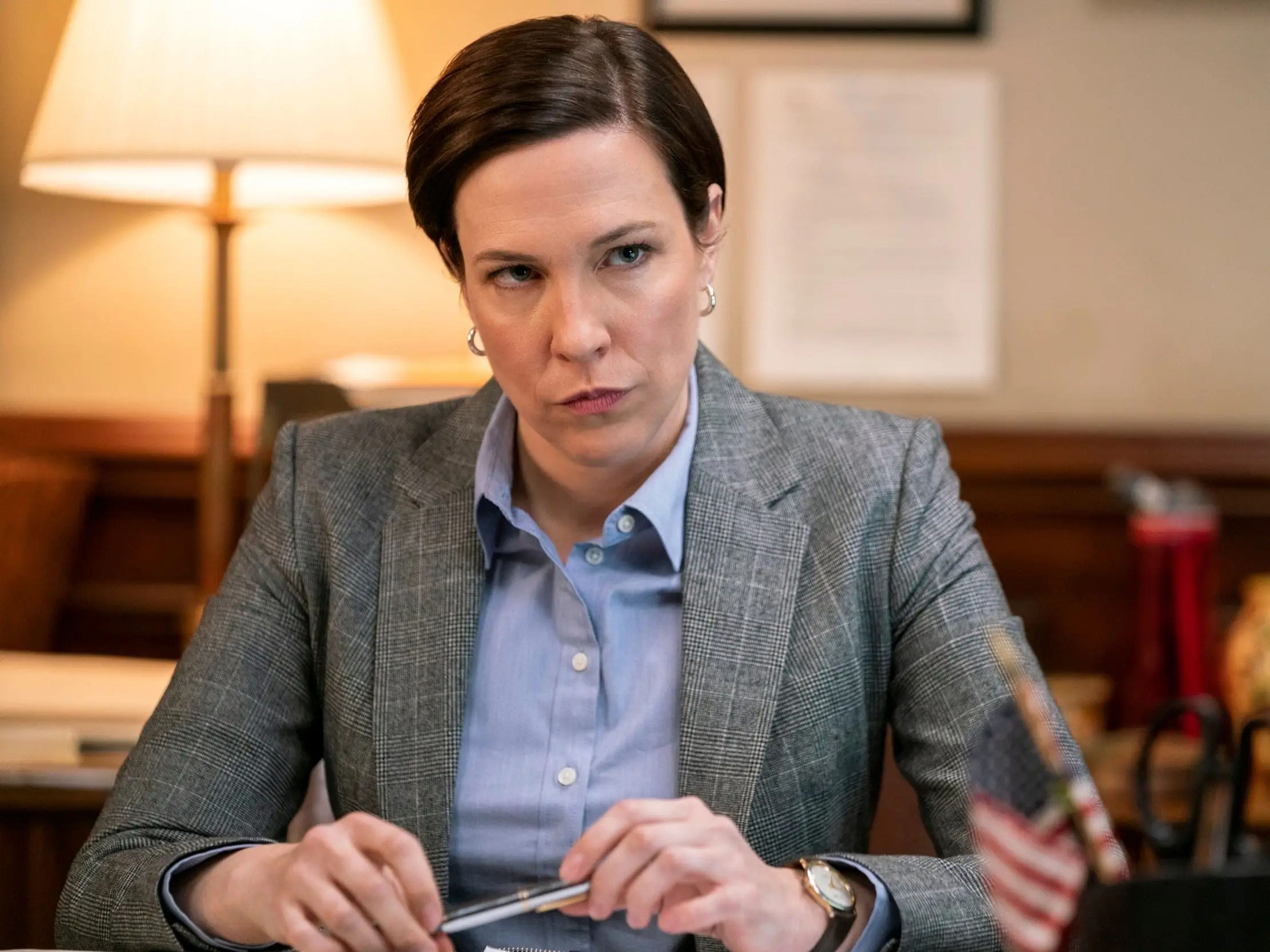 Rebecca Henderson como la asistente del fiscal de distrito Catherine McCaw en '¿Quién es Anna?'.