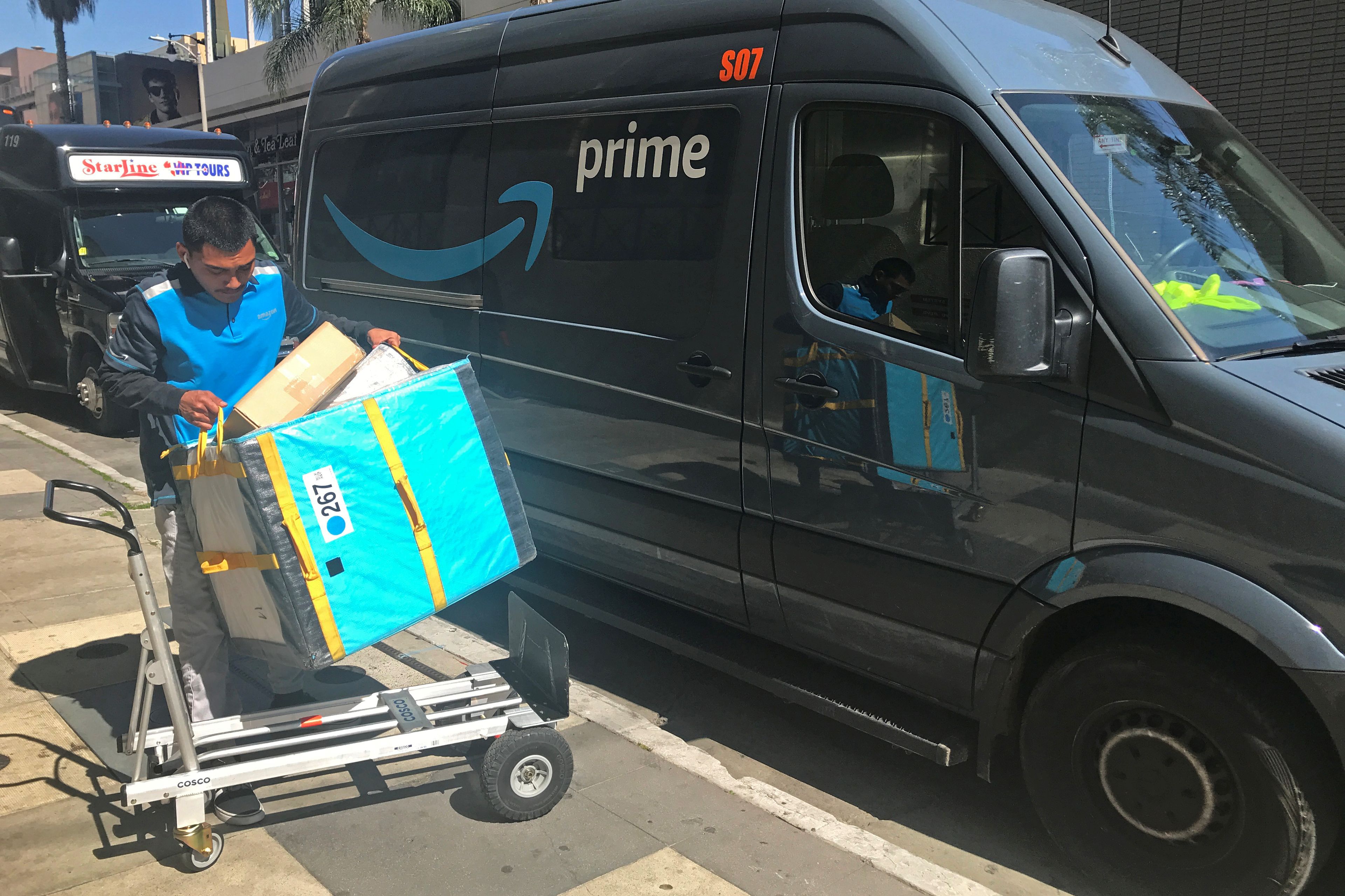 Un repartidor de Amazon descargando un paquete.