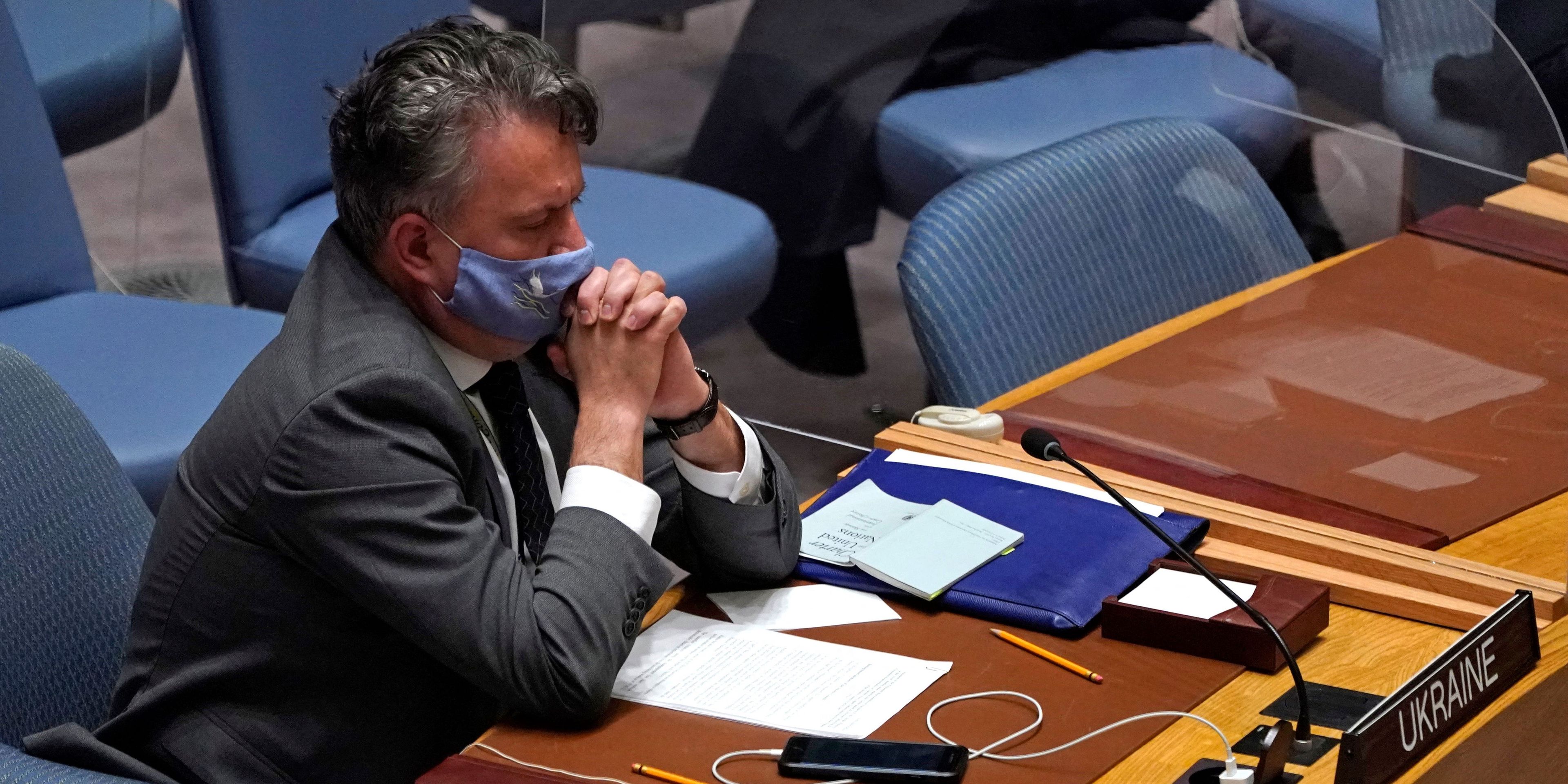 El representante permanente de Ucrania ante la ONU, Serhii Kislitsia, asiste a una reunión de emergencia del Consejo de Seguridad de la ONU sobre Ucrania