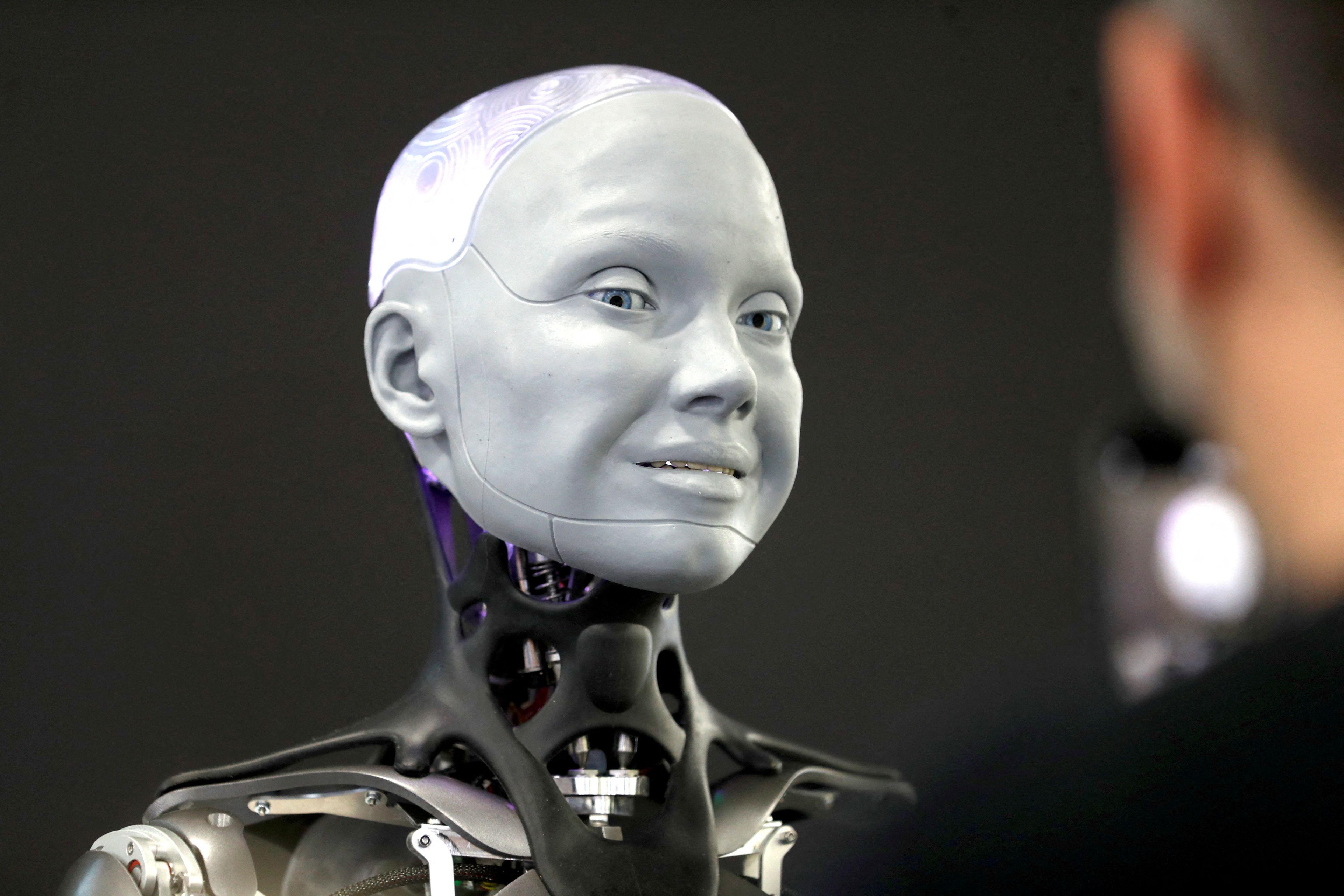 Robot con cabeza humana