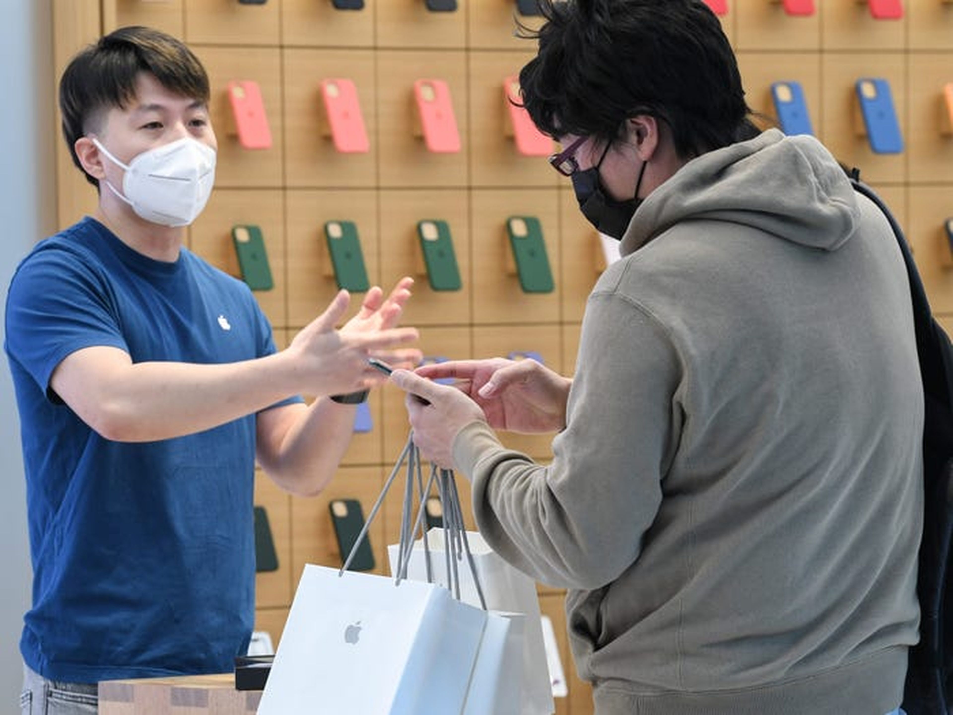 Un miembro del personal ayuda a un cliente en una tienda de Apple en Sídney, Australia.