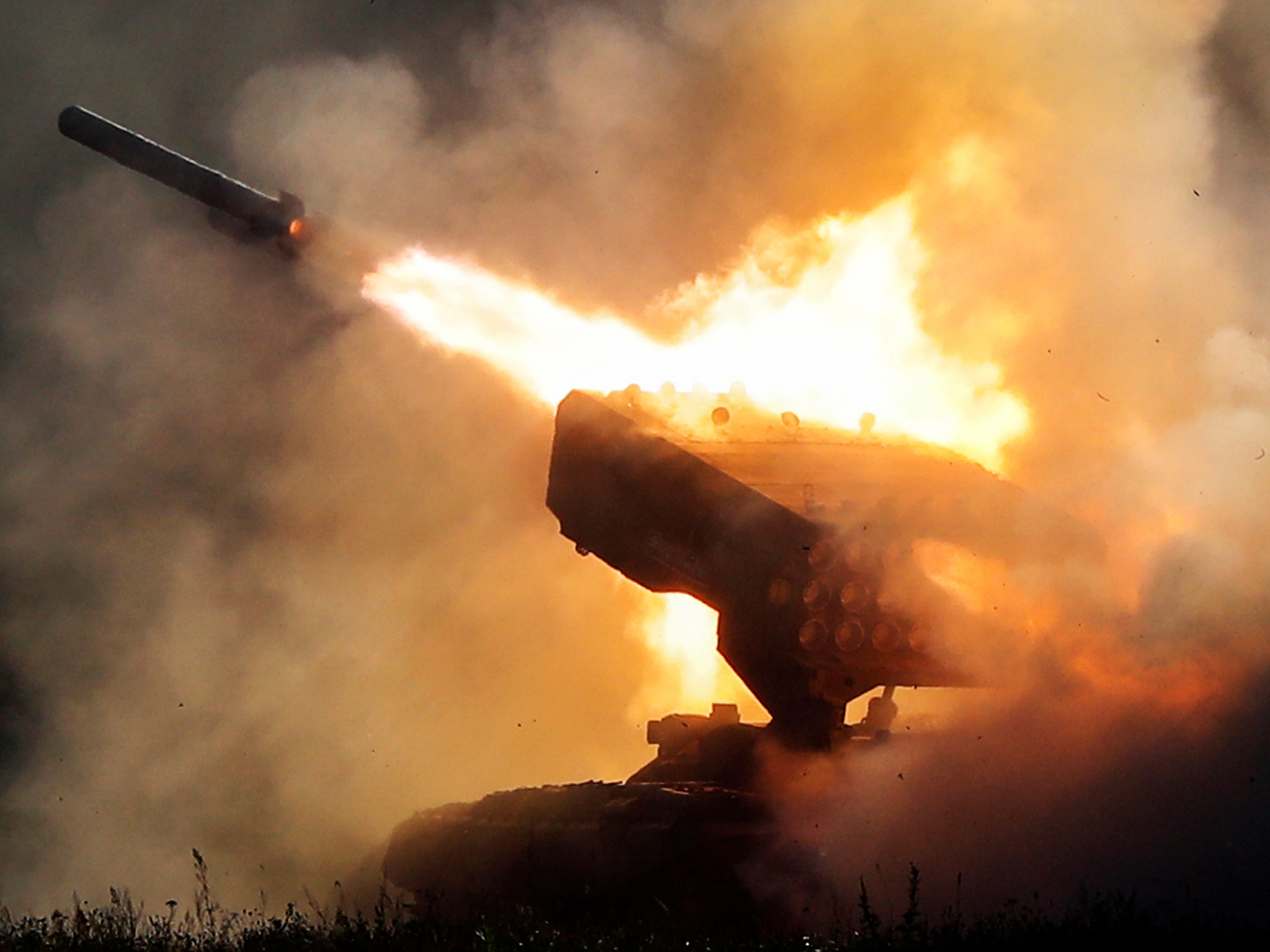 El sistema de lanzallamas pesado ruso TOS-1 dispara durante el Foro Técnico Militar Internacional Army-2018 en Alabino, en las afueras de Moscú, el martes 21 de agosto de 2018.
