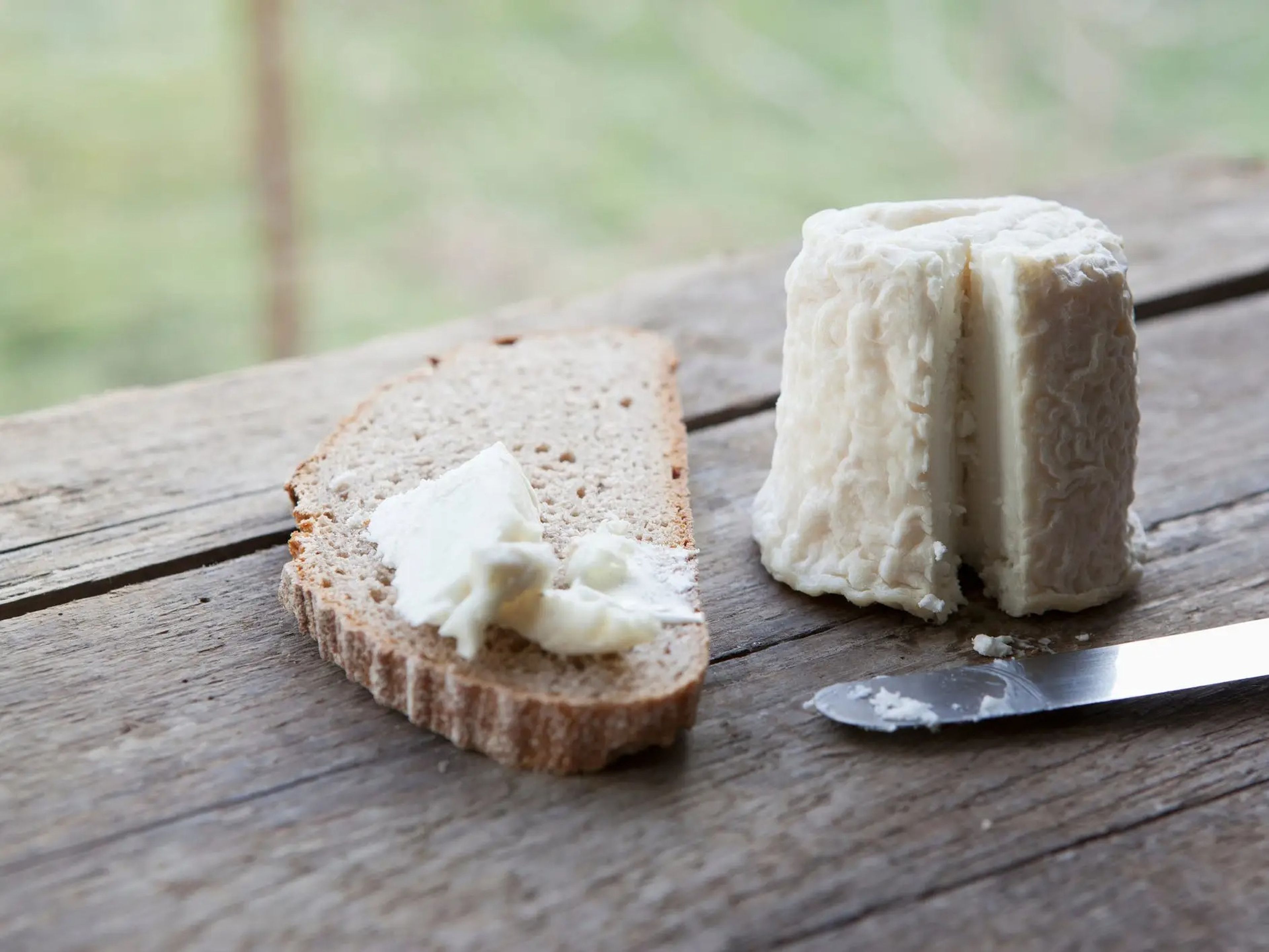 El queso y el yogur son parte de la dieta de las Zonas Azules con moderación, a menudo de fuentes como ovejas y cabras.