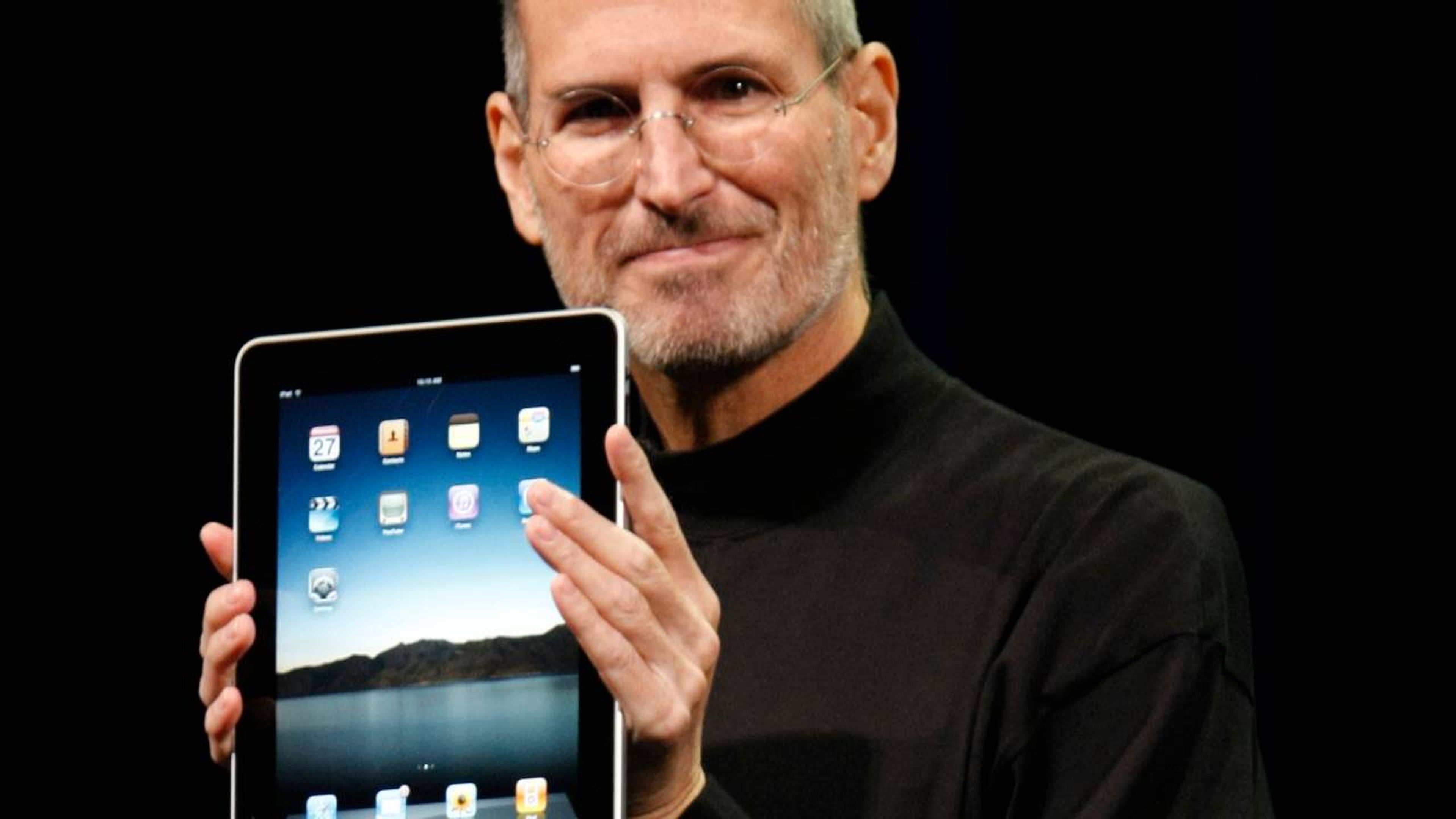 Steve Jobs presentando el primer iPad.
