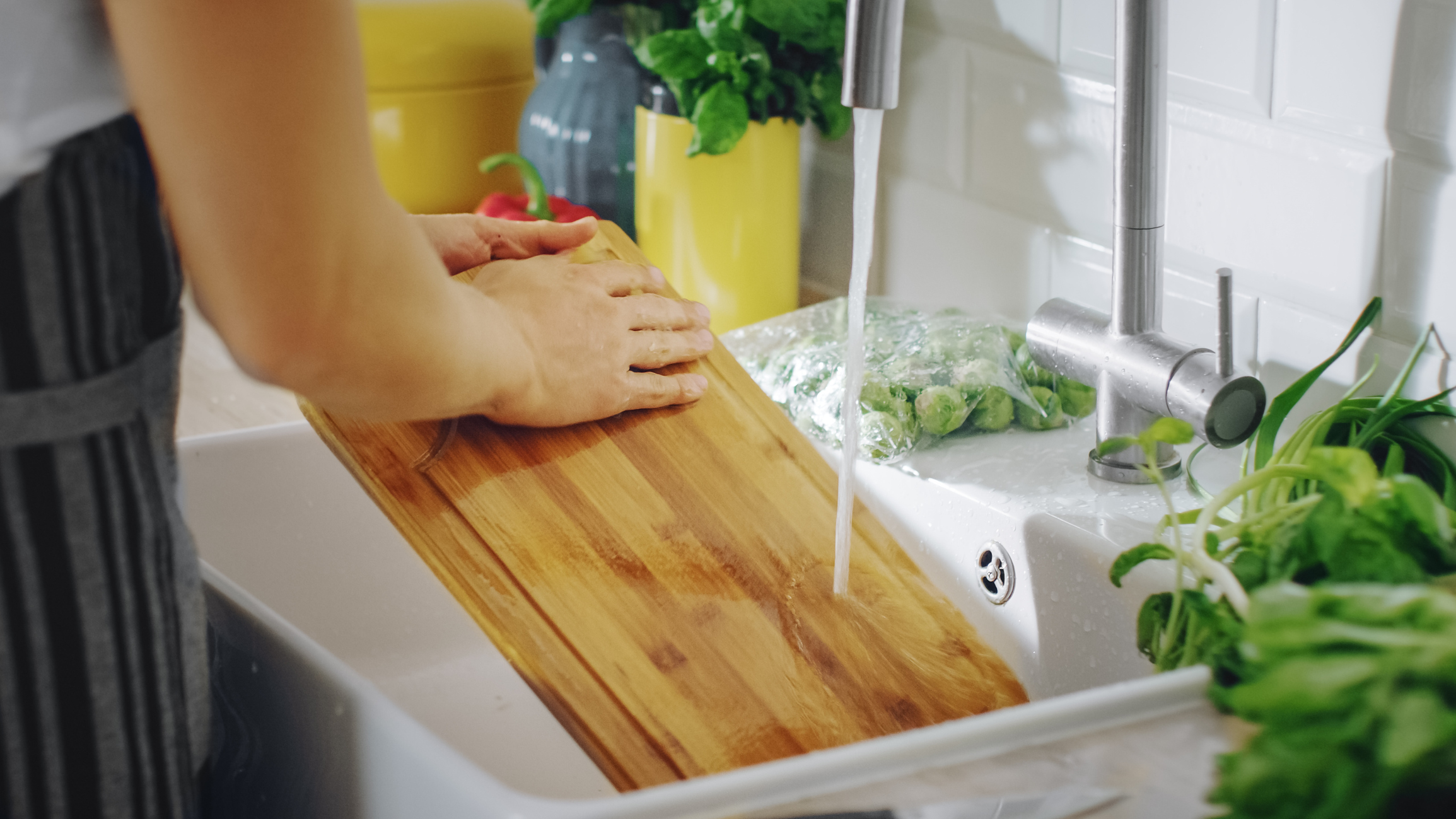 6 métodos efectivos para lavar y desinfectar la tabla de cortar