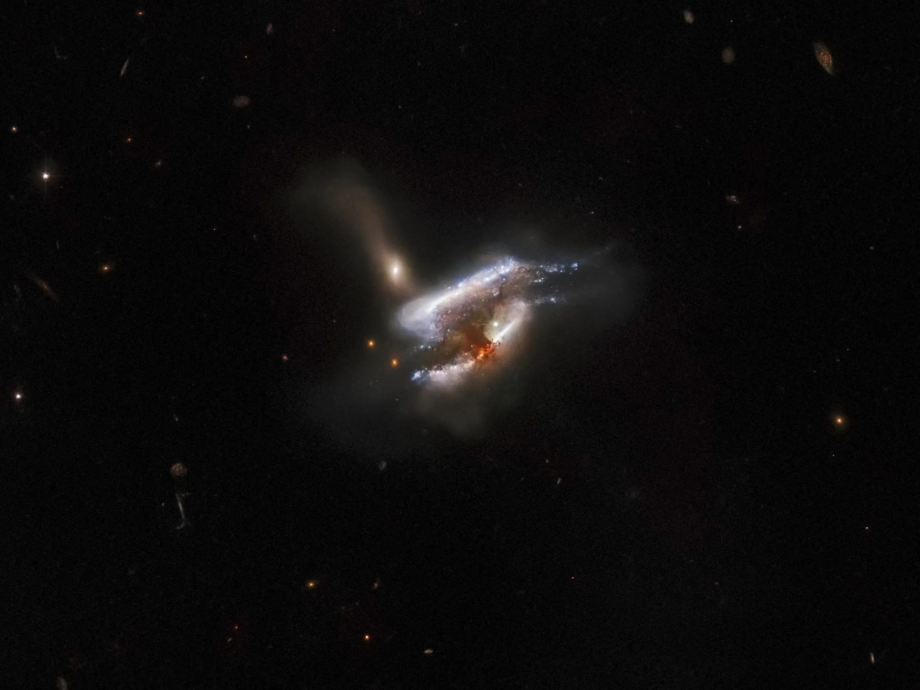 Una fusión de triple galaxia capturada por el Telescopio Espacial Hubble.