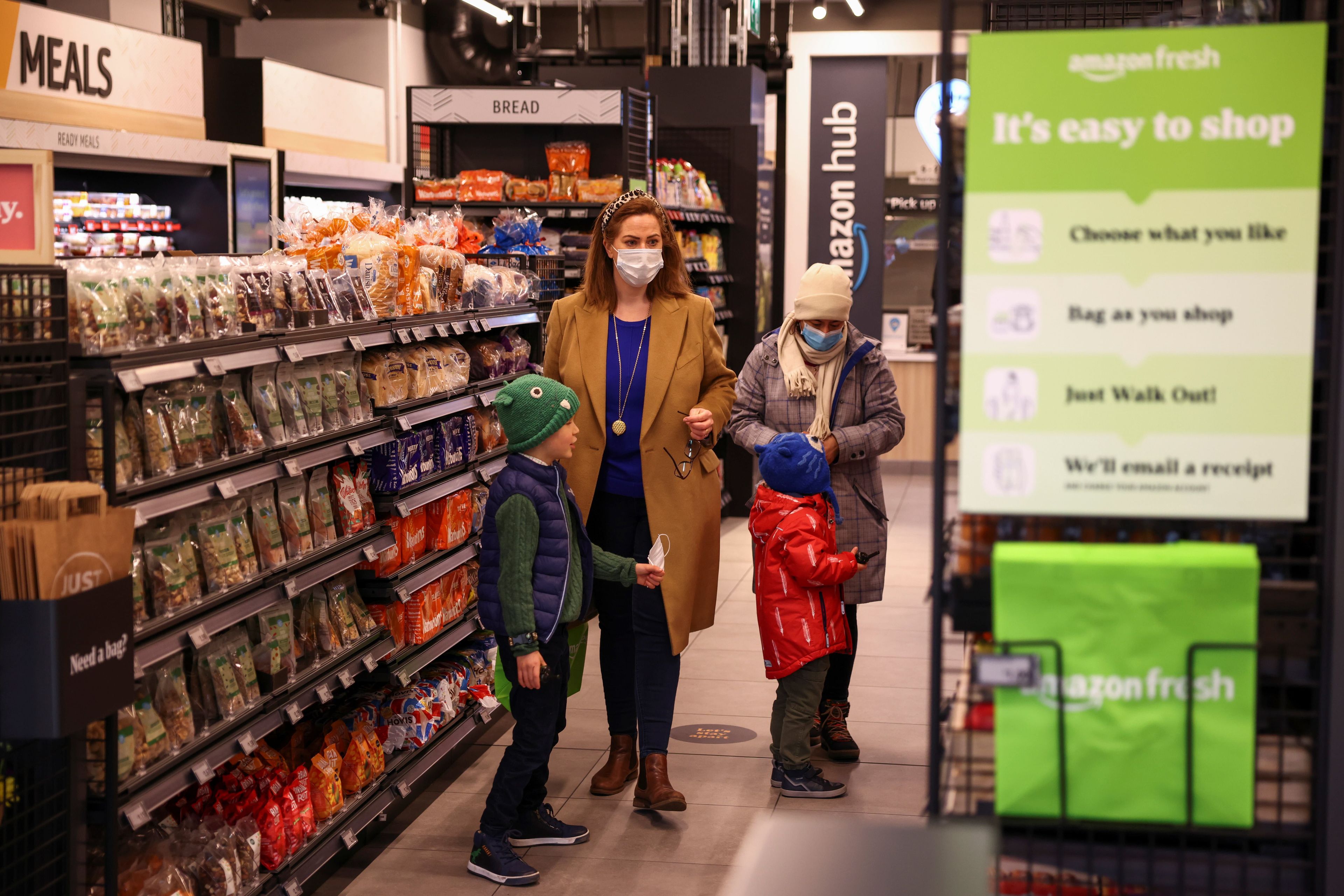 Clientes en el primer supermercado Amazon Fresh de Londres, Reino Unido.