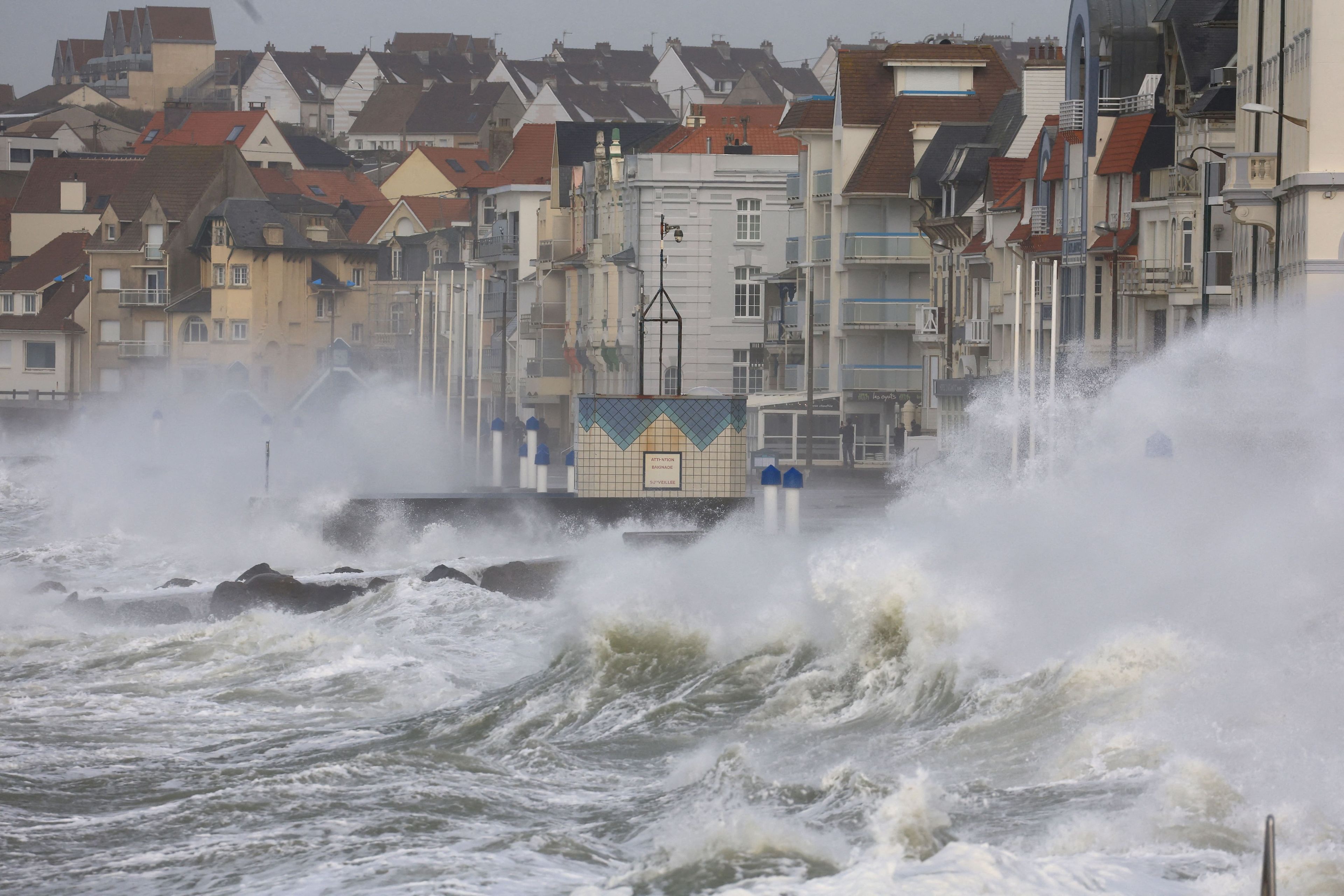 Las olas chocan contra el rompeolas durante la tormenta Eunice en Wimereux (Francia) el 18 de febrero de 2022.