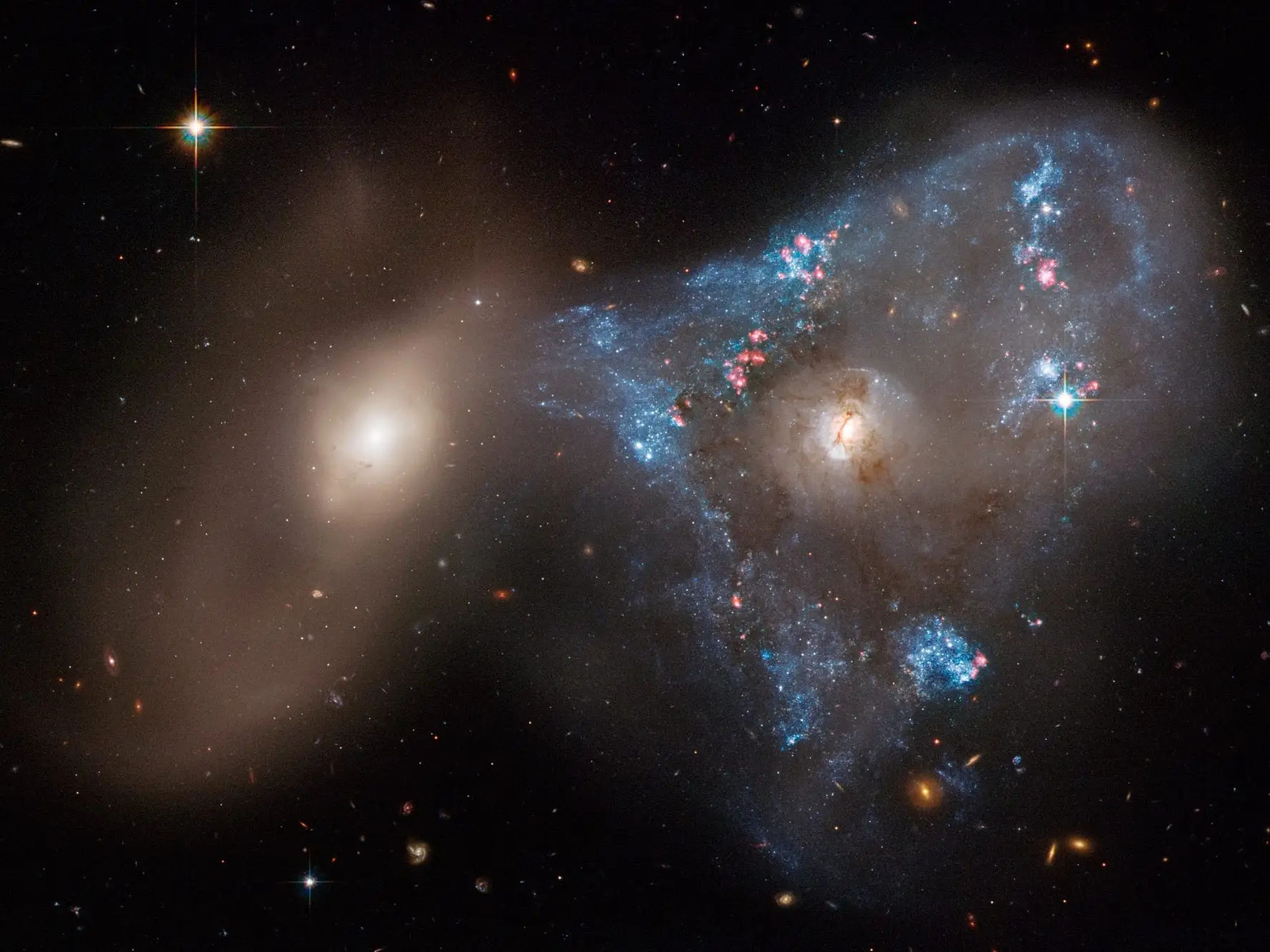 2 galaxias colisionando, fotografiadas por el Telescopio Espacial Hubble.