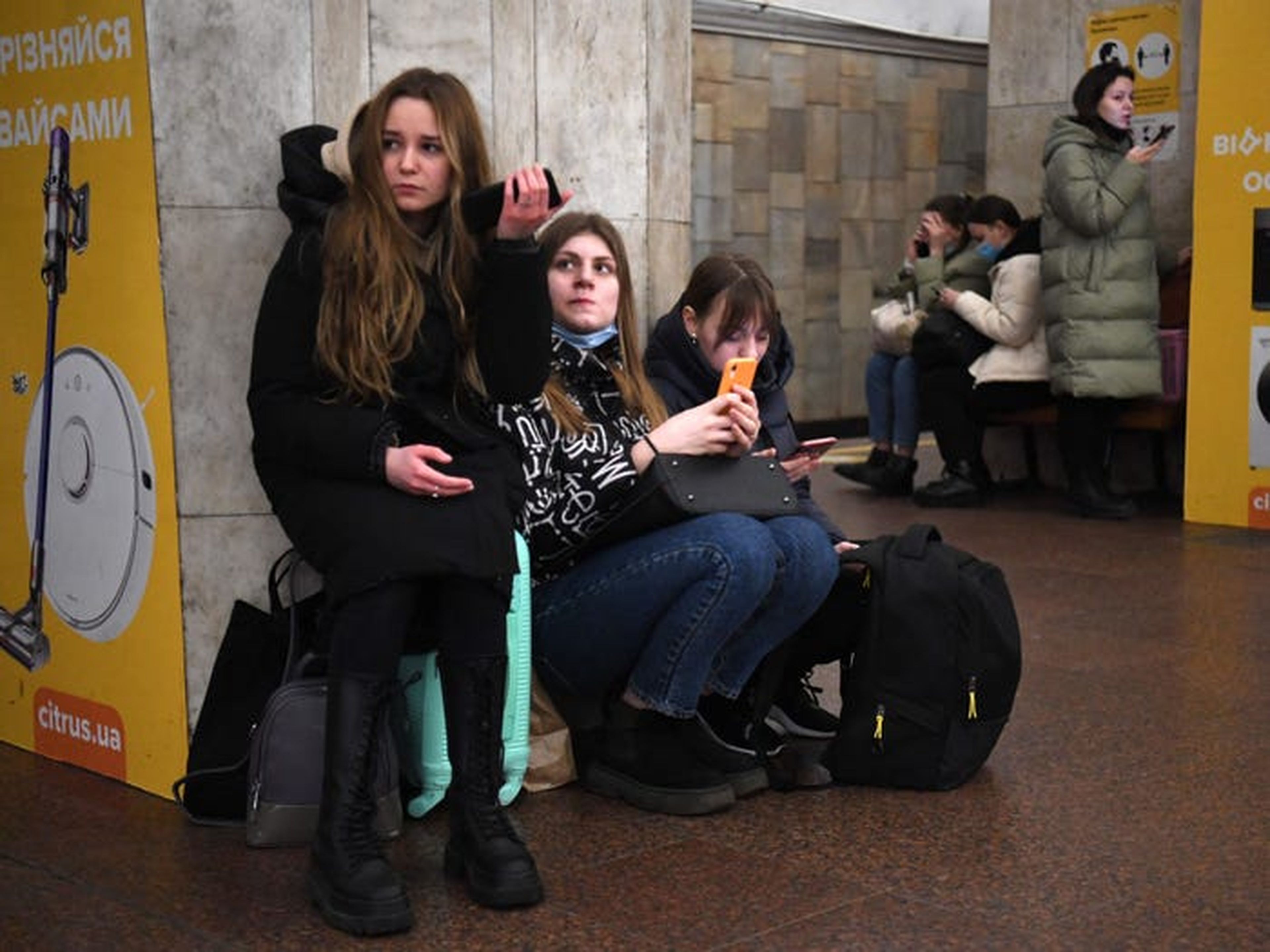 Ciudadanos ucranianos refugiándose en una estación del metro de Kiev el jueves. Putin también ha sostenido que Ucrania ni siquiera es un país real.