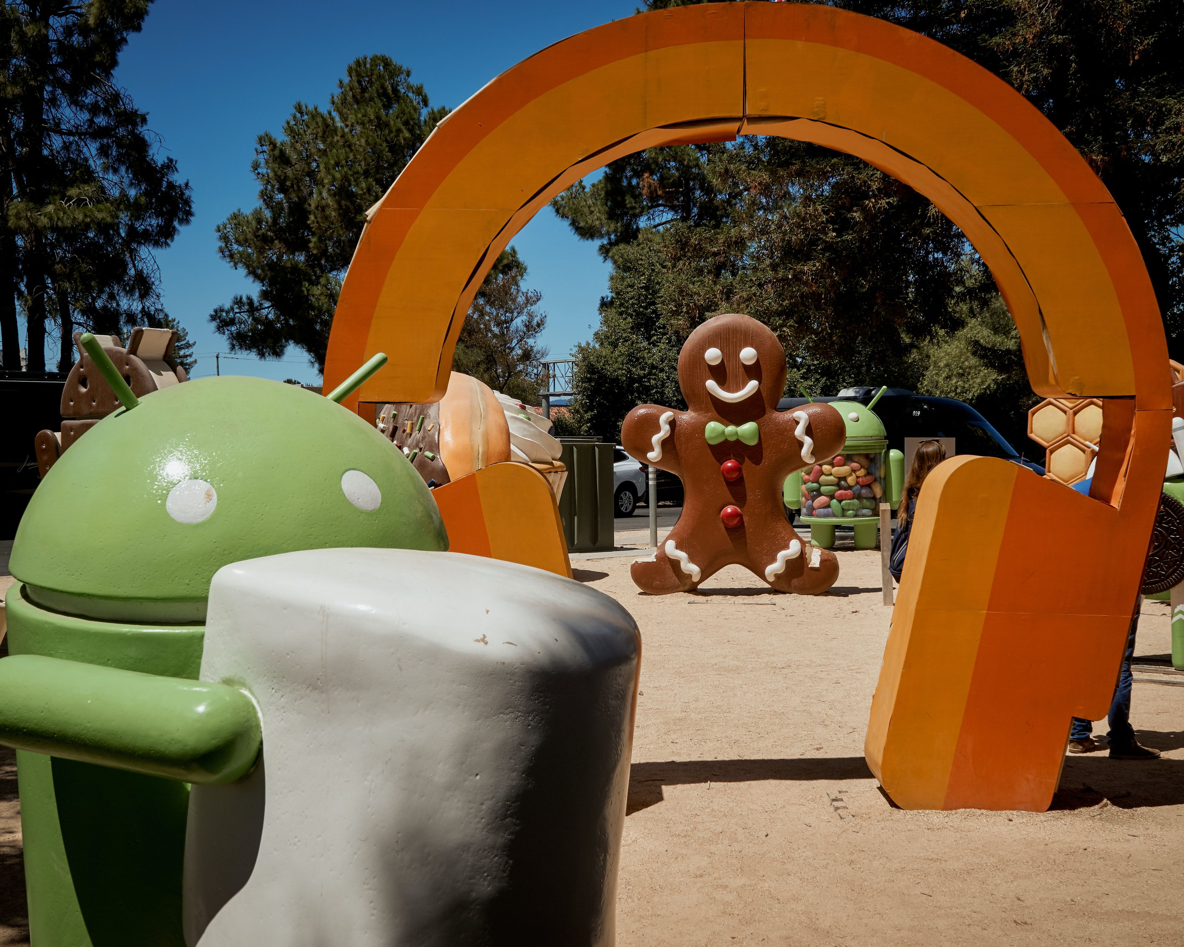Varios muñecos de diferentes versiones de Android