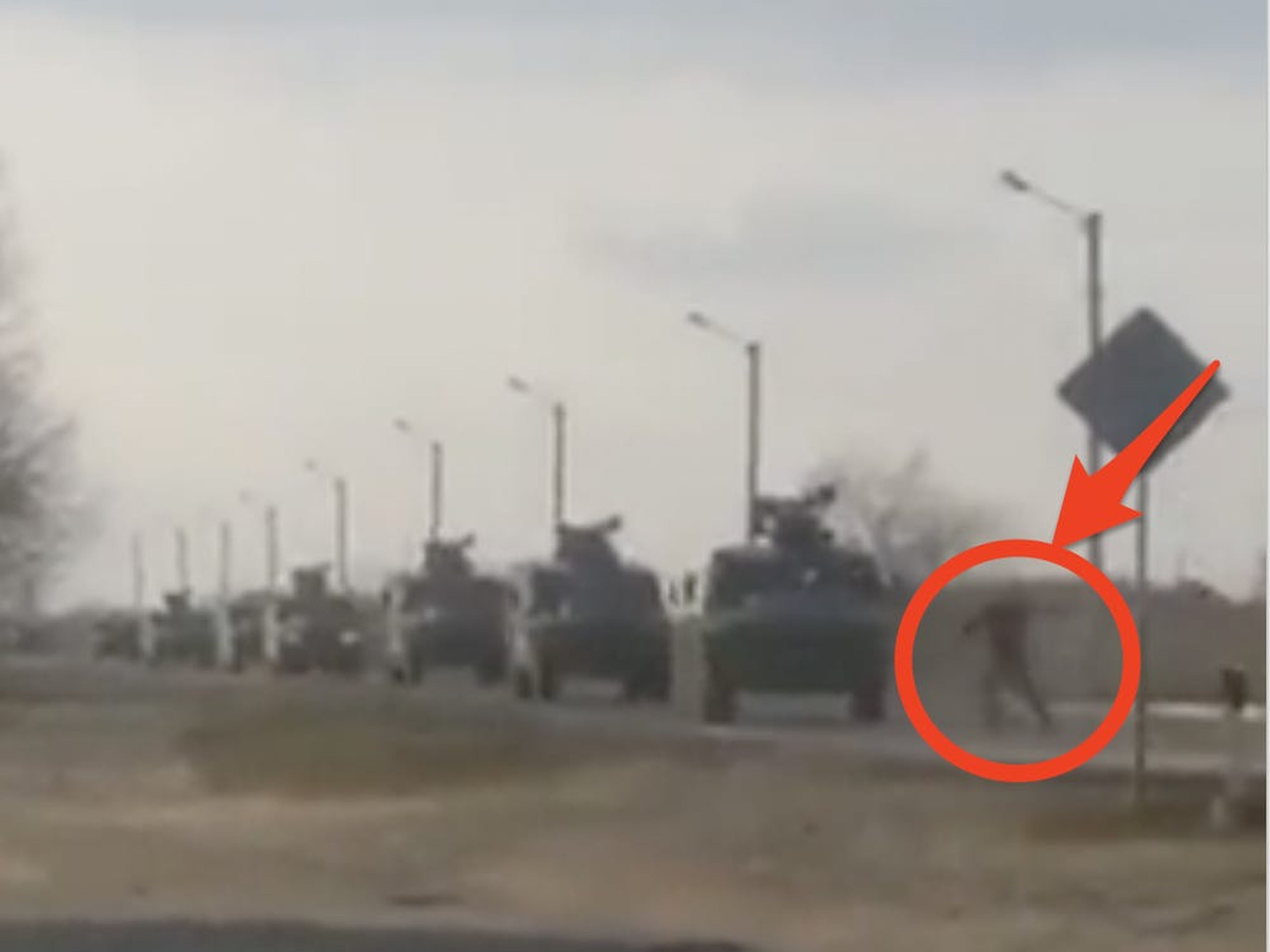 Un vídeo muestra como un hombre ucraniano trata de detener el avance de un convoy ruso.