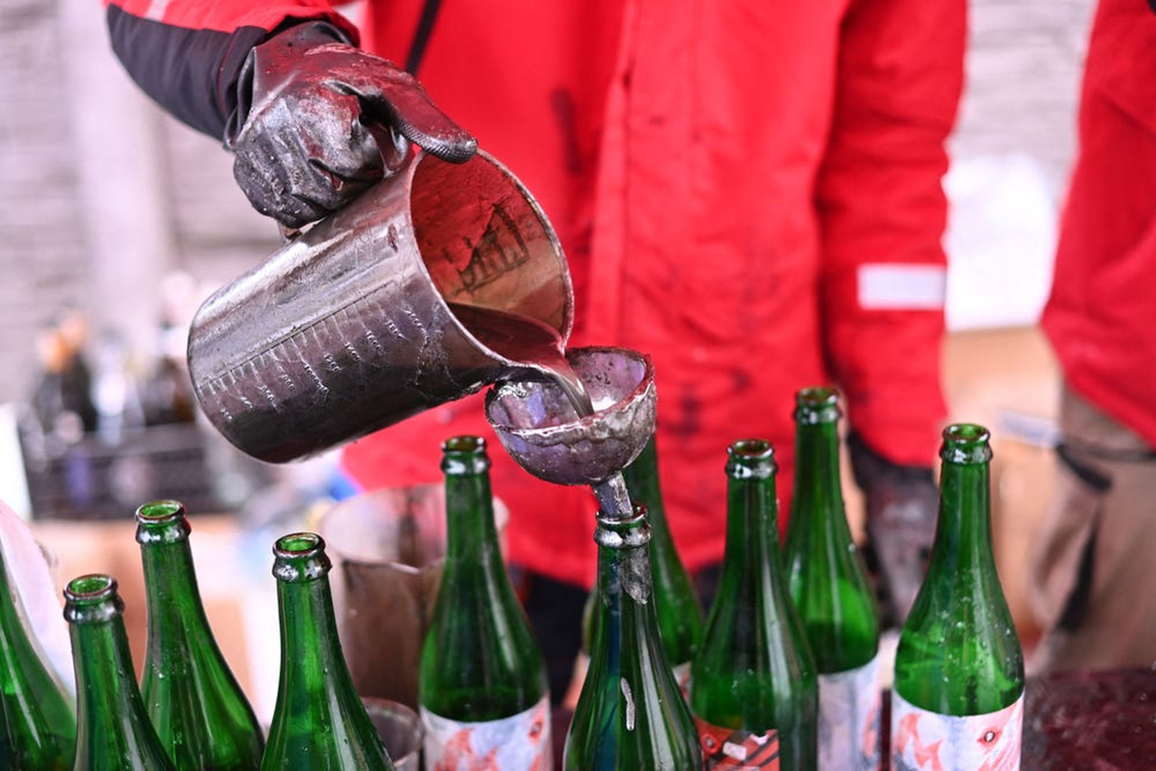 Un voluntario demuestra la preparación de cócteles Molotov en la fábrica de cerveza Pravda en Lviv.