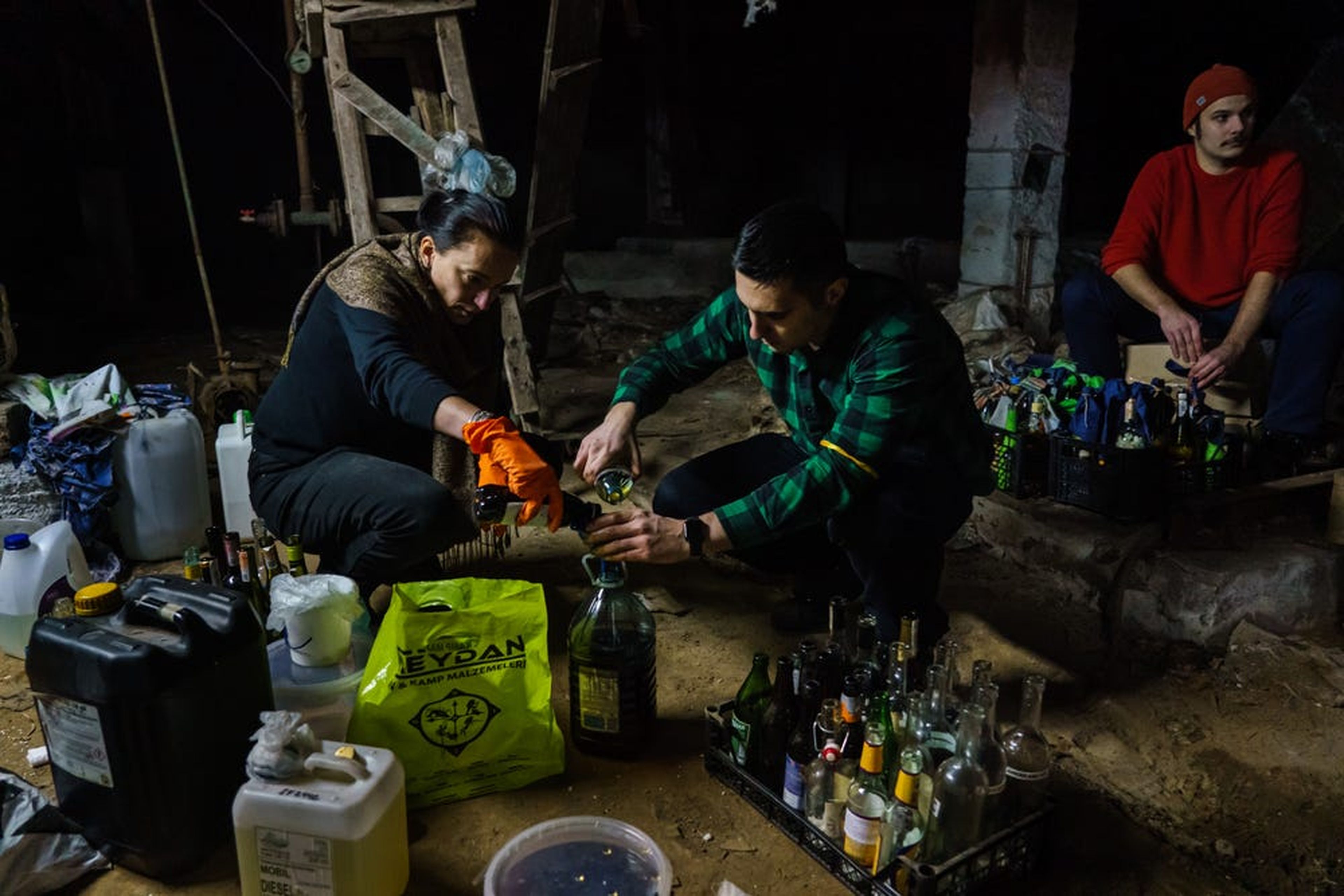 Voluntarios de las Unidades de Defensa Territorial hacen cócteles Molotov para usarlos contra las tropas rusas invasoras en Kyiv, Ucrania, el sábado 26 de febrero de 2022.