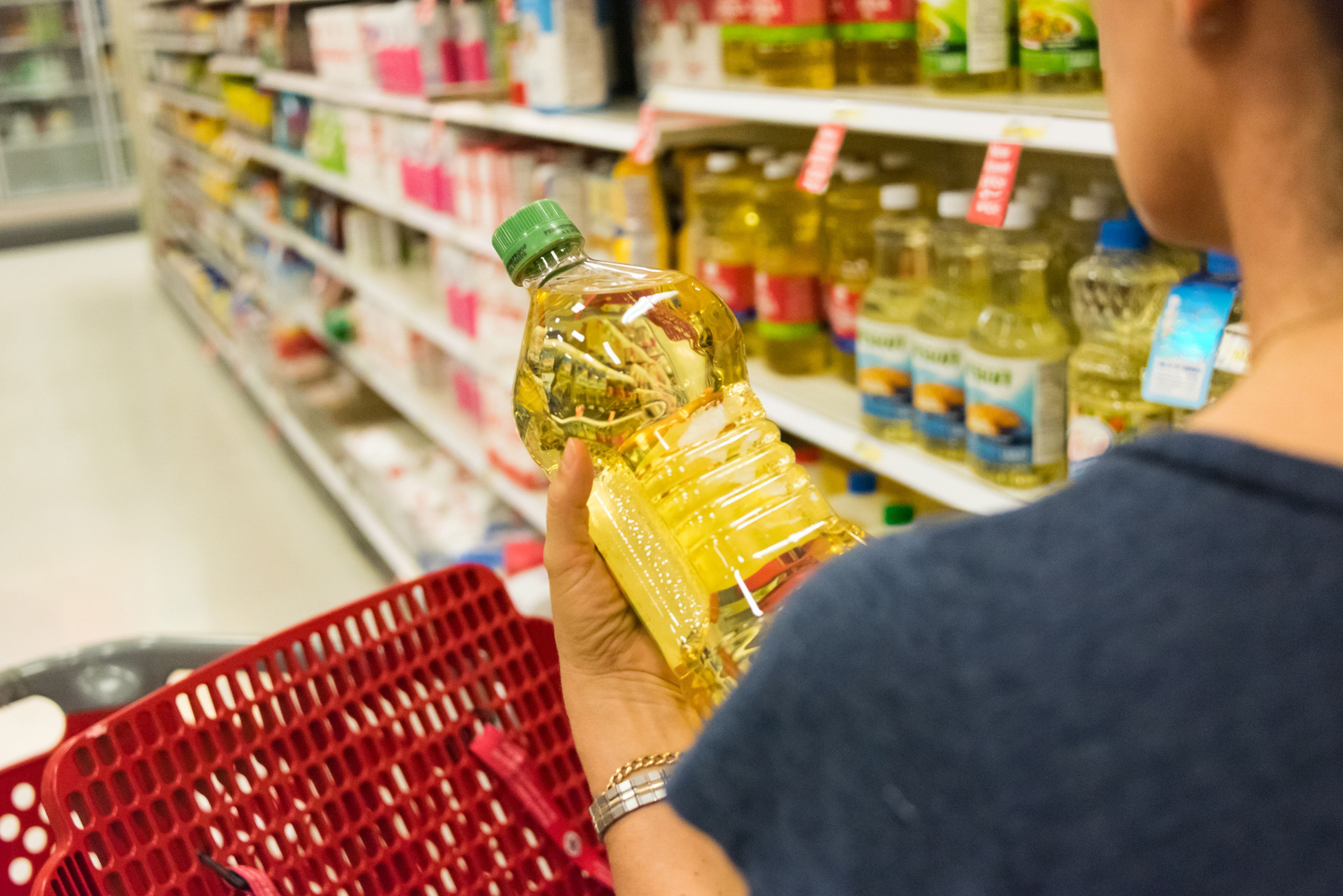 Los supermercados racionan la venta de aceite de girasol por la guerra |  Business Insider España