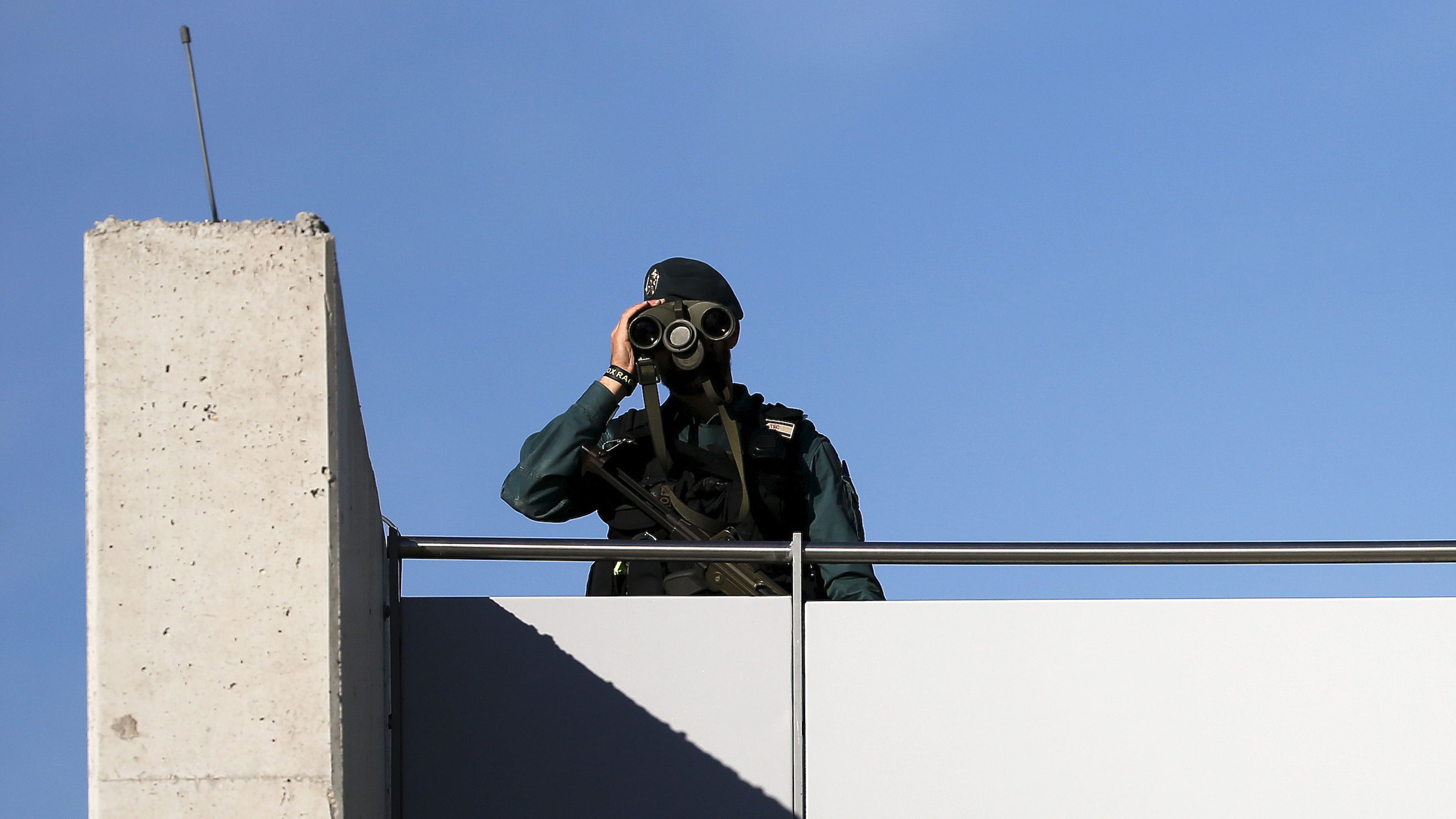 Un agente de la Guardia Civil usando unos prismáticos.