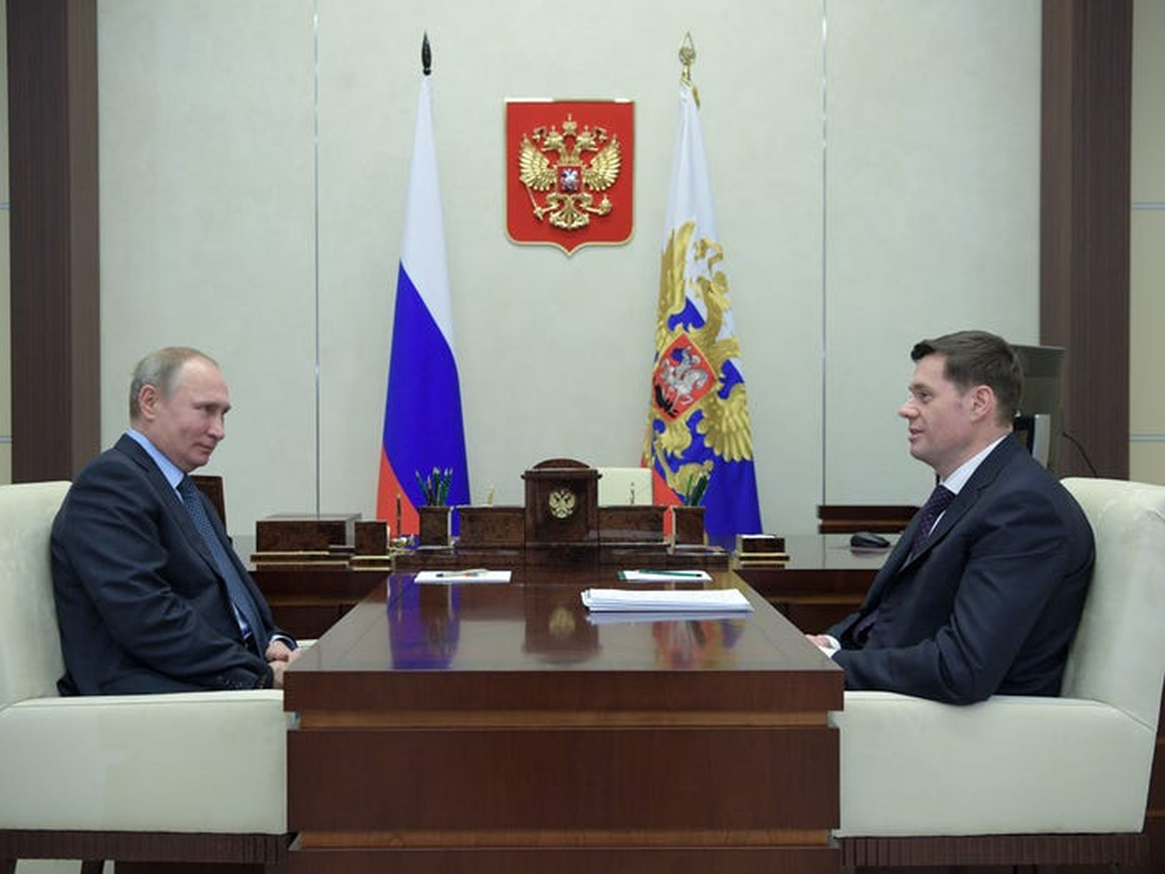 El presidente de Rusia, Vladímir Putin (izq.), y el presidente de la junta directiva de Severstal, Alexei Mordashov (drcha.), durante una reunión en 2018 en Moscú.