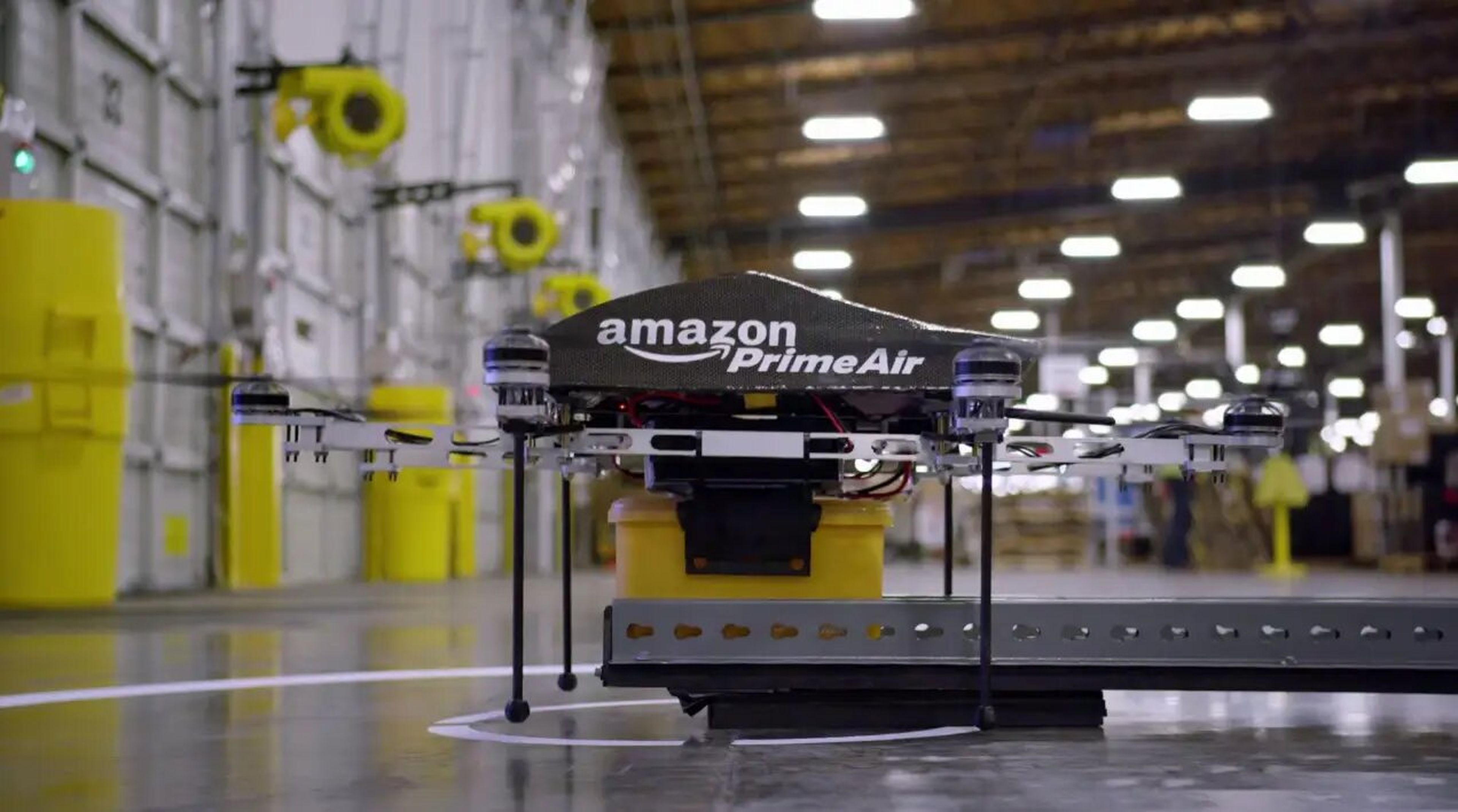 Un modelo más antiguo de un dron de reparto de Amazon Prime Air.
