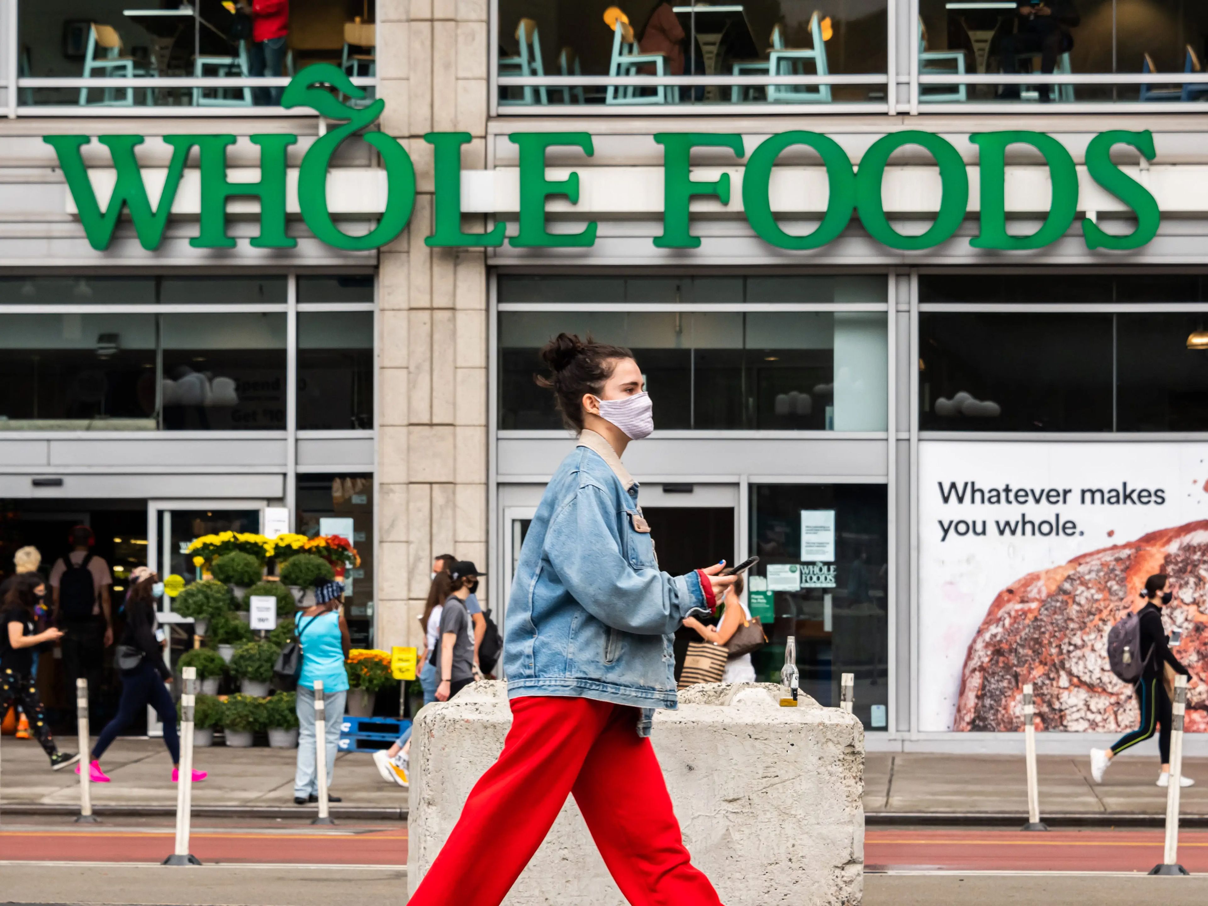 Amazon ha considerado instalar farmacias dentro de sus locales de Whole Foods y lanzar una tienda al estilo de Walgreens.