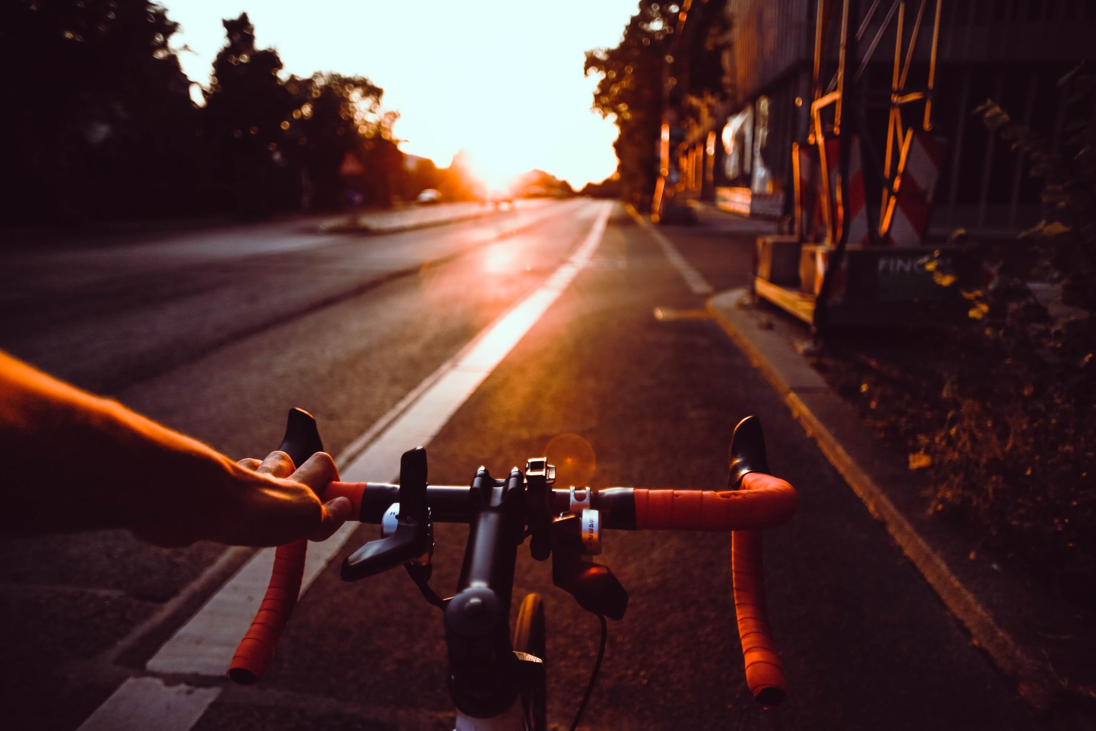 Hacer ejercicio, como andar en bici, impulsa los niveles de serotonina.