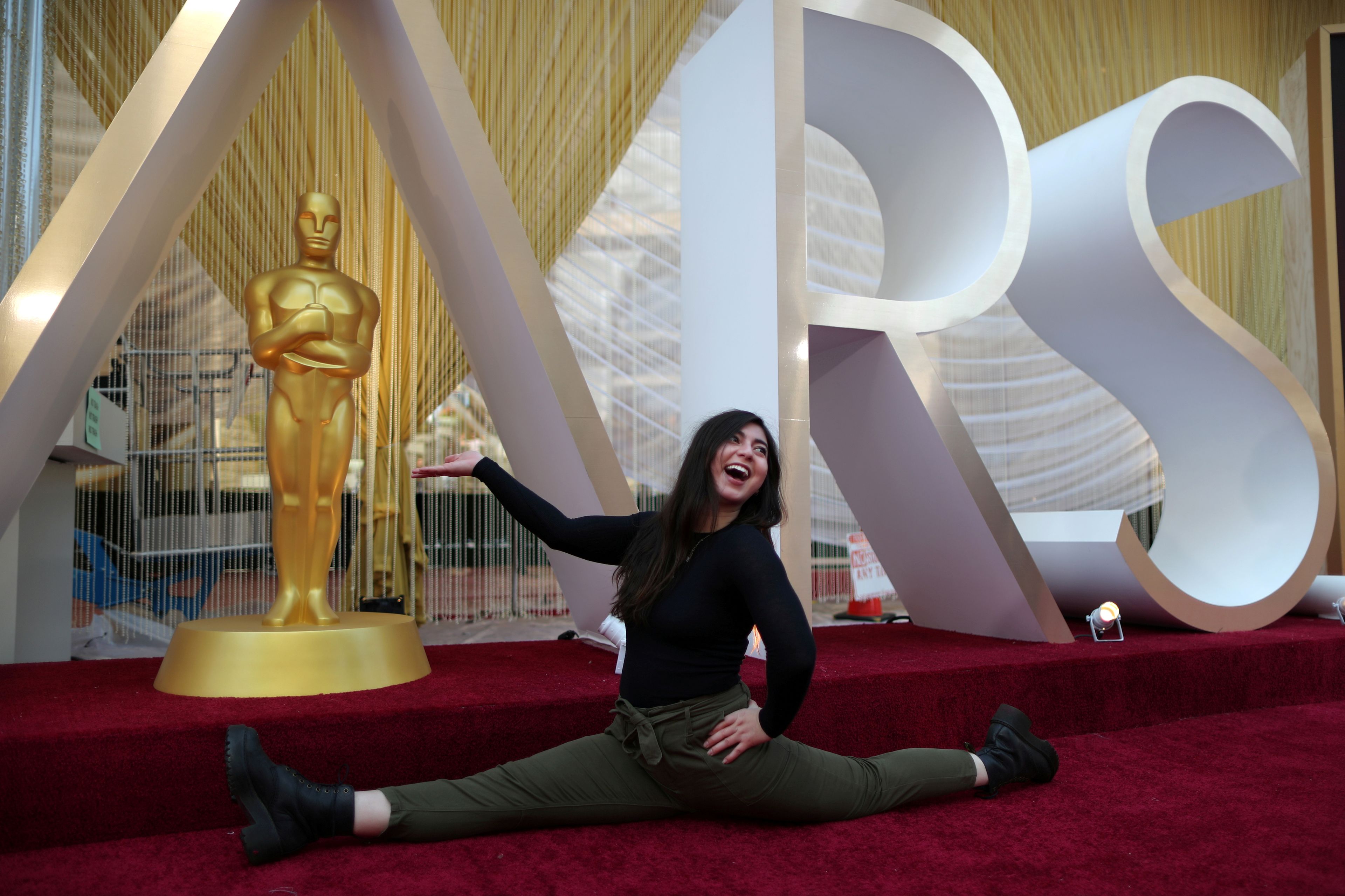 Andrea Lans posa con una estatua de los Oscar mientras continúan los preparativos para la 92ª edición de los Premios de la Academia en Hollywood, Los Ángeles.