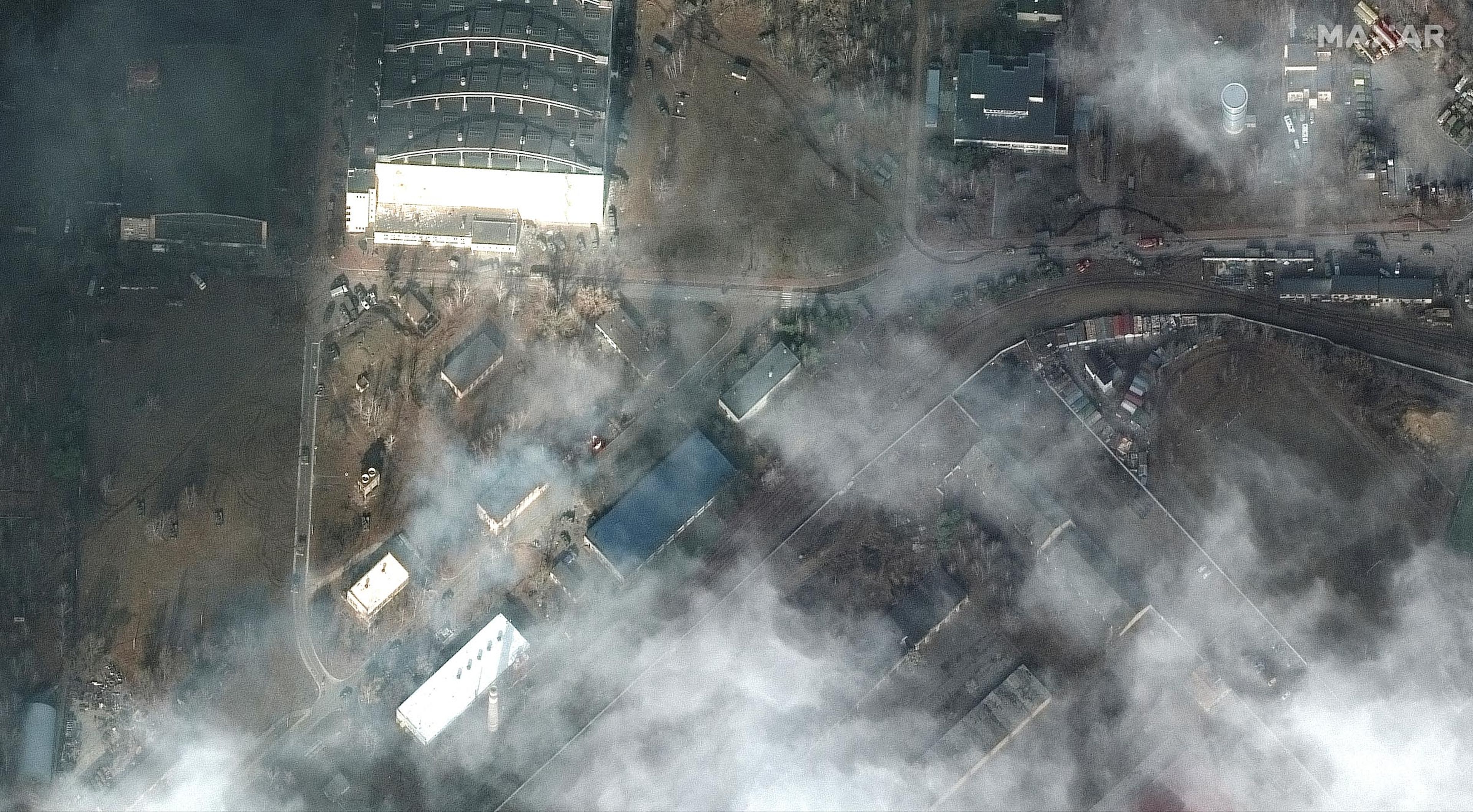 Una imagen de satélite muestra los daños causados por recientes ataques aéreos e intensos combates en el aeropuerto Antonov de Hostomel (Ucrania).
