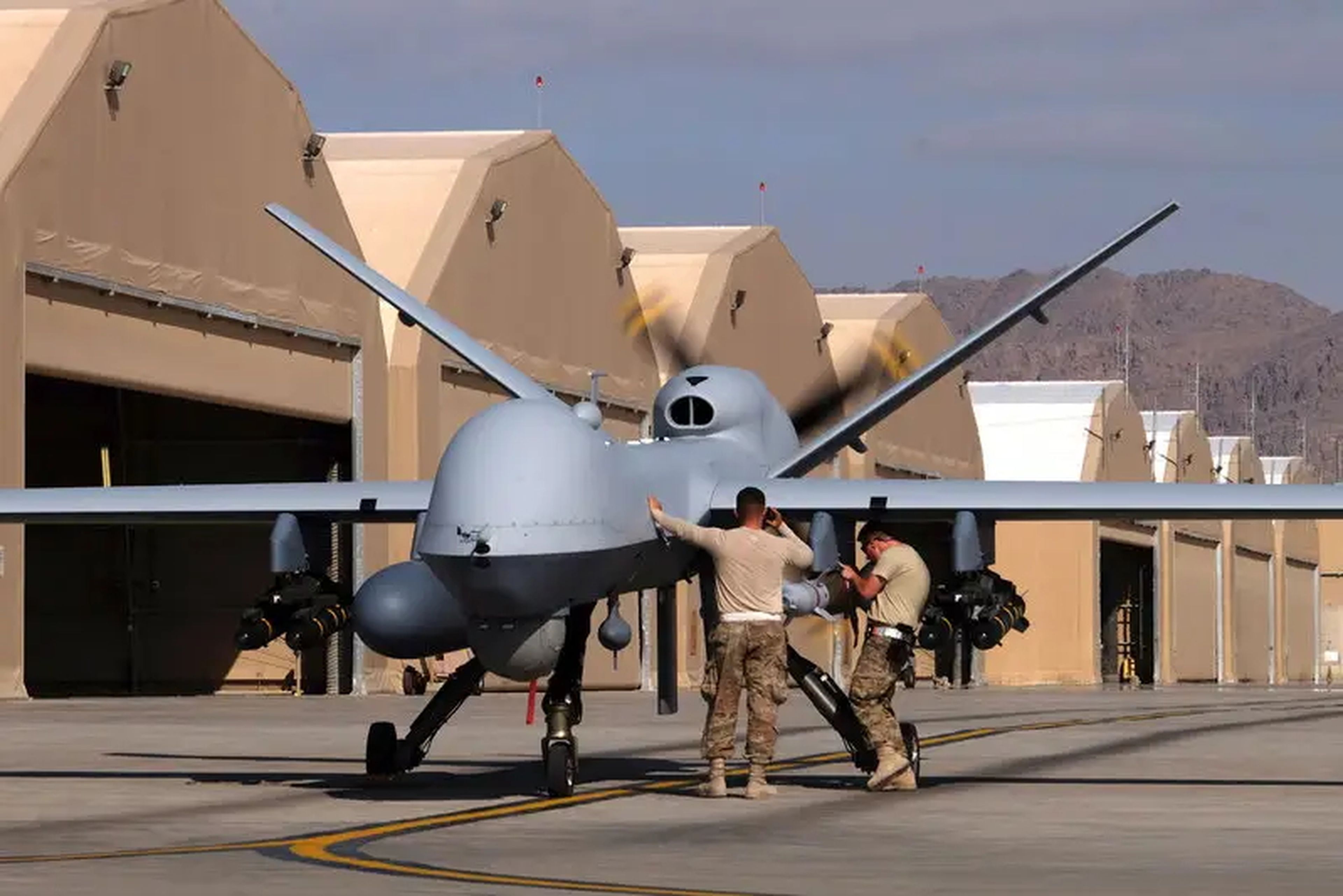 Aviadores estadounidenses preparan un dron MQ-9 Reaper para una misión en Afganistán, el 9 de marzo de 2016.