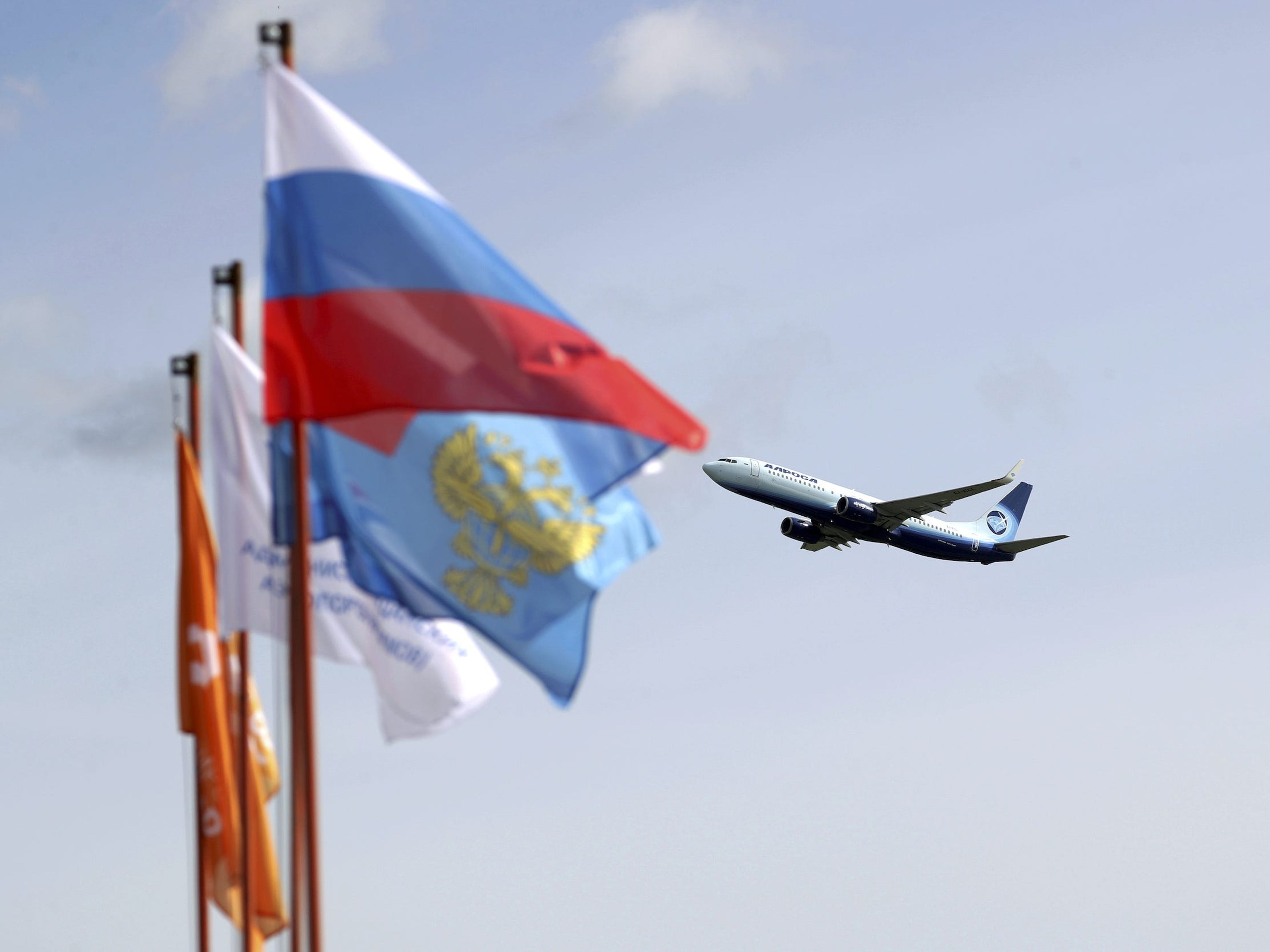 Un avión privado de Alrosa despega del aeropuerto internacional de Novosibirsk en Siberia, Rusia.