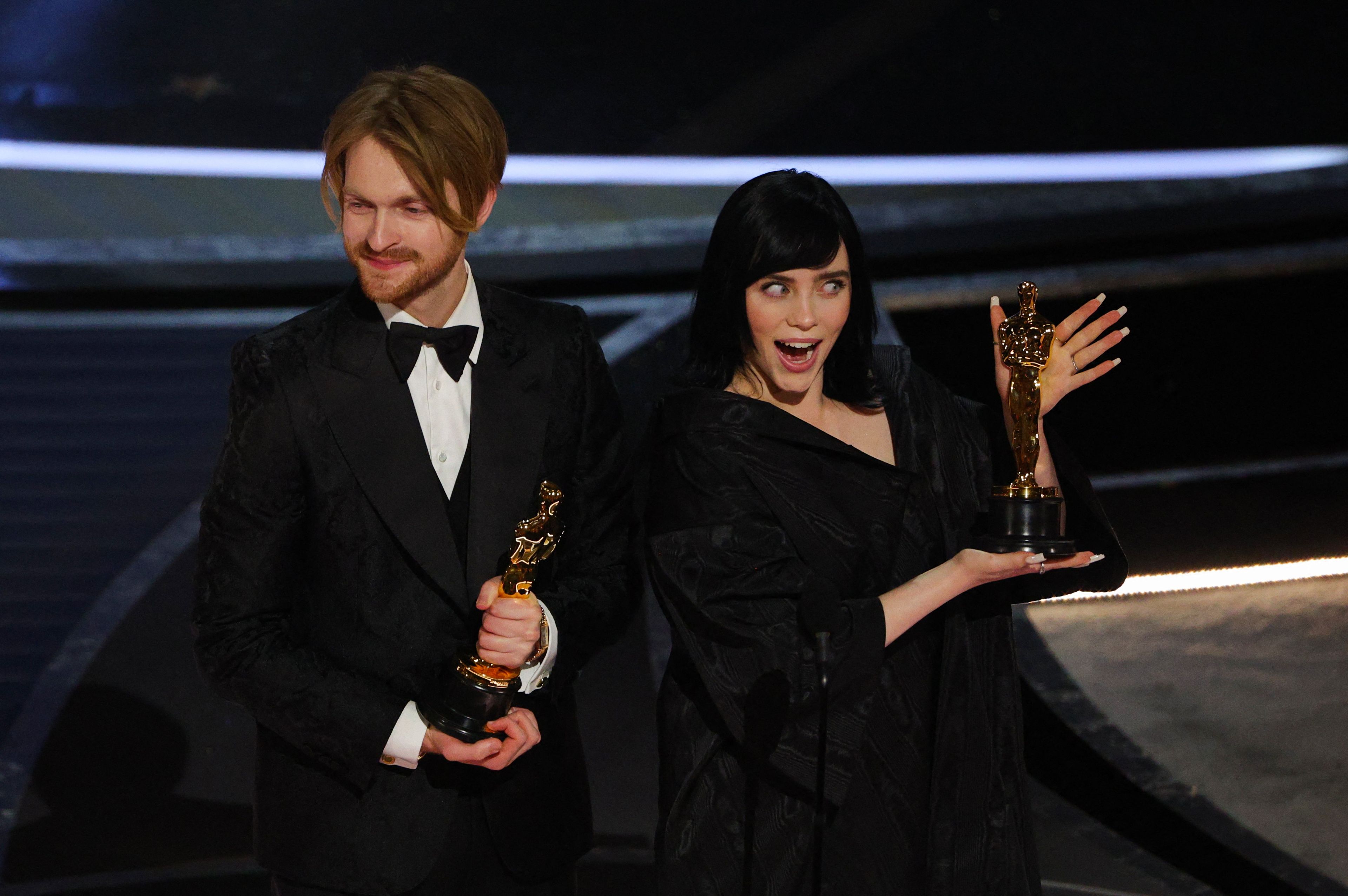 Billie Eilish y Finneas O'Connell ganan el Óscar a la mejor canción original por 'No Time to Die'.