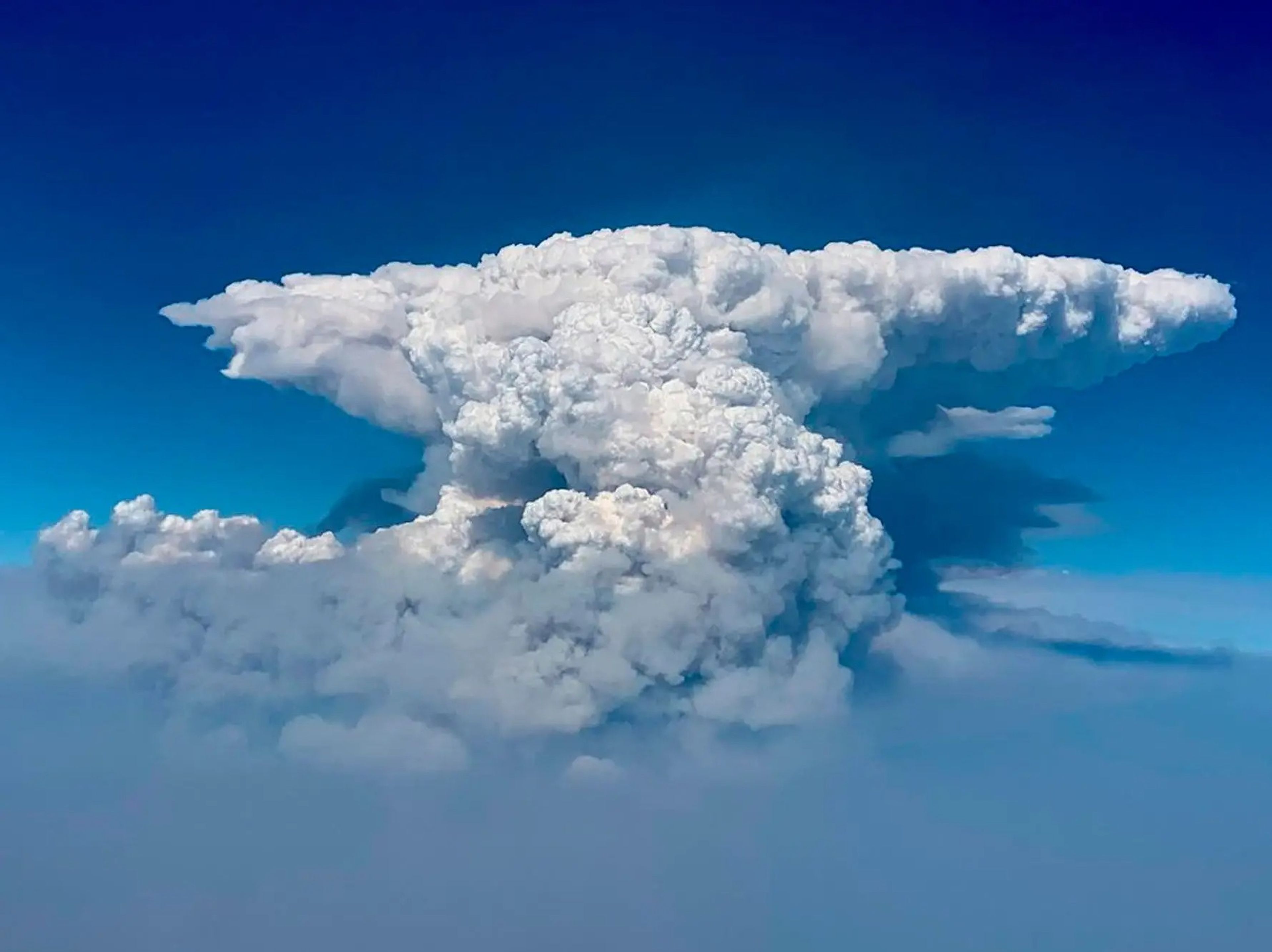 En esta foto tomada con un dron proporcionado por el Comando de Incidentes de Incendio Bootleg, se ve una nube pirocúmulo sobre el Incendio Bootleg en el sur de Oregón, el 14 de julio de 2021.