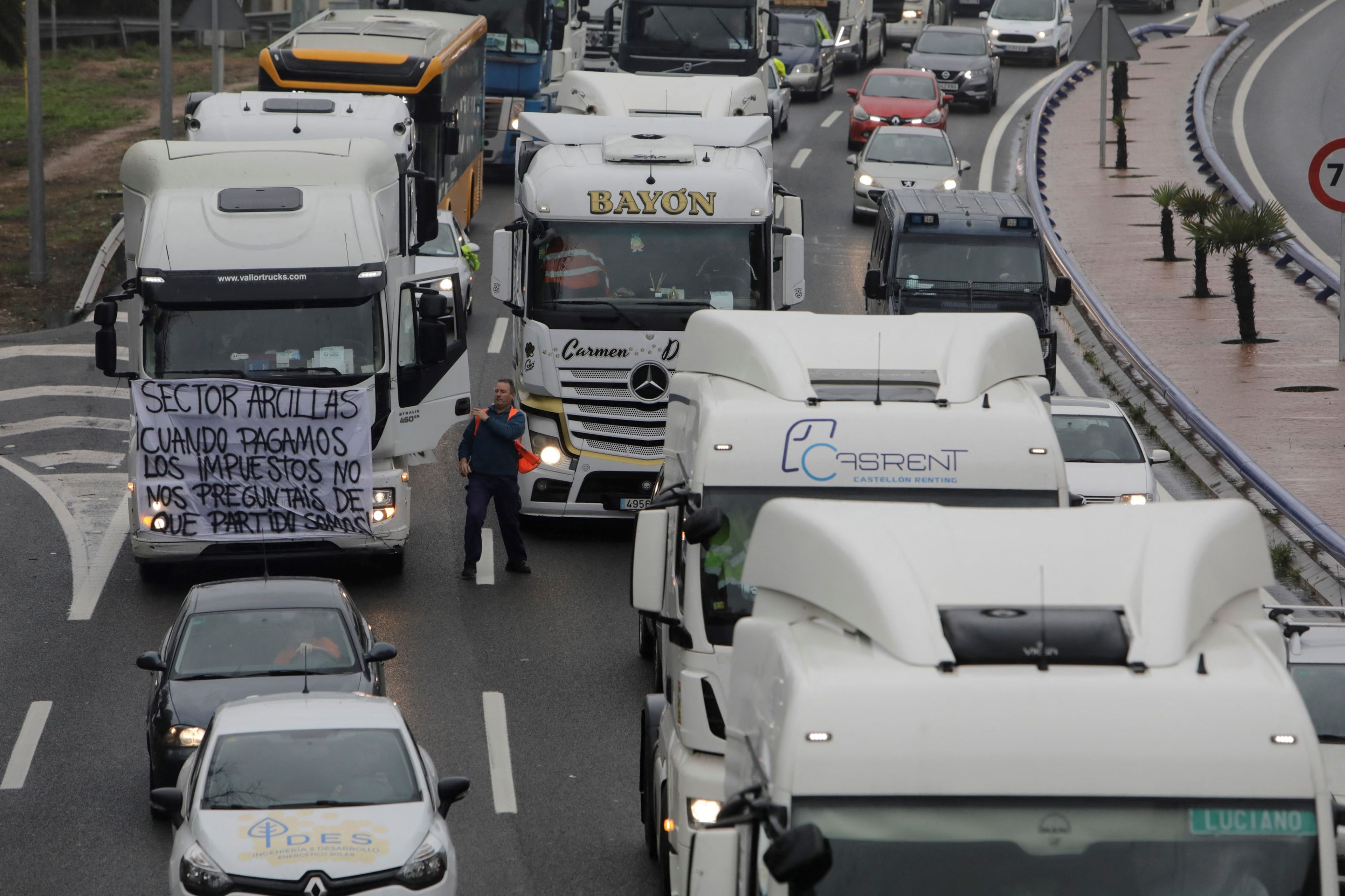 Los camioneros protagonizan una marcha lenta en medio de la huelga de transportistas