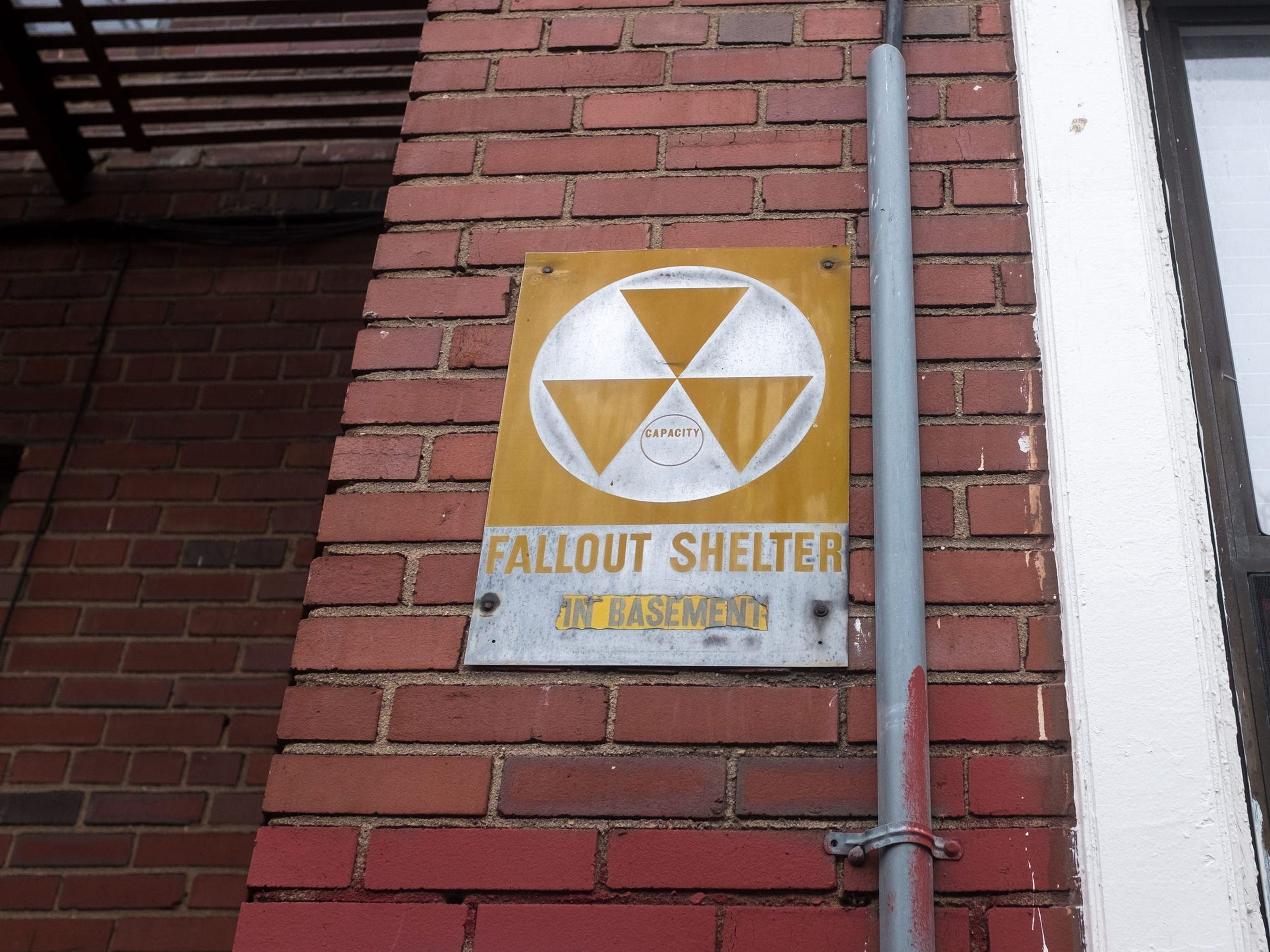Cartel de un refugio nuclear en un edificio residencial de Brooklyn en Nueva York (Estados Unidos).