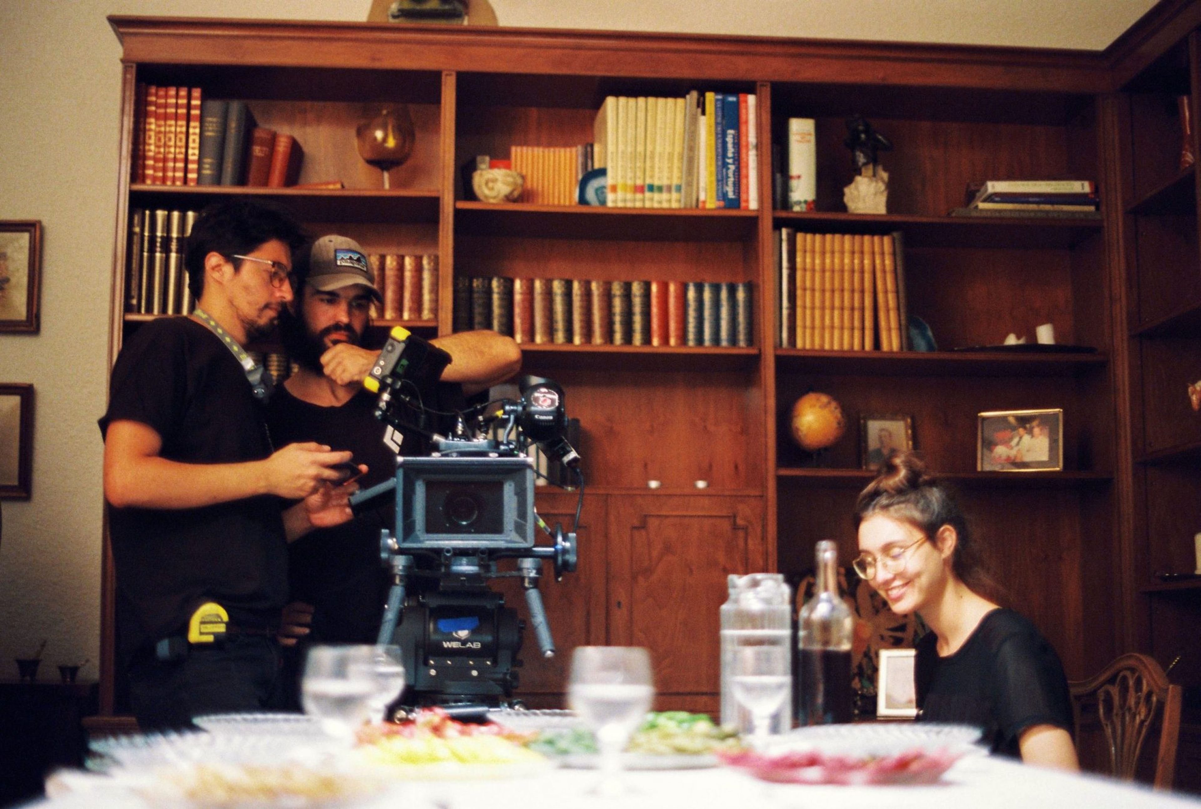 Uno grupo de estudiantes de cine graba un corto en la casa de Belén García -Izquierdo, en Madrid.