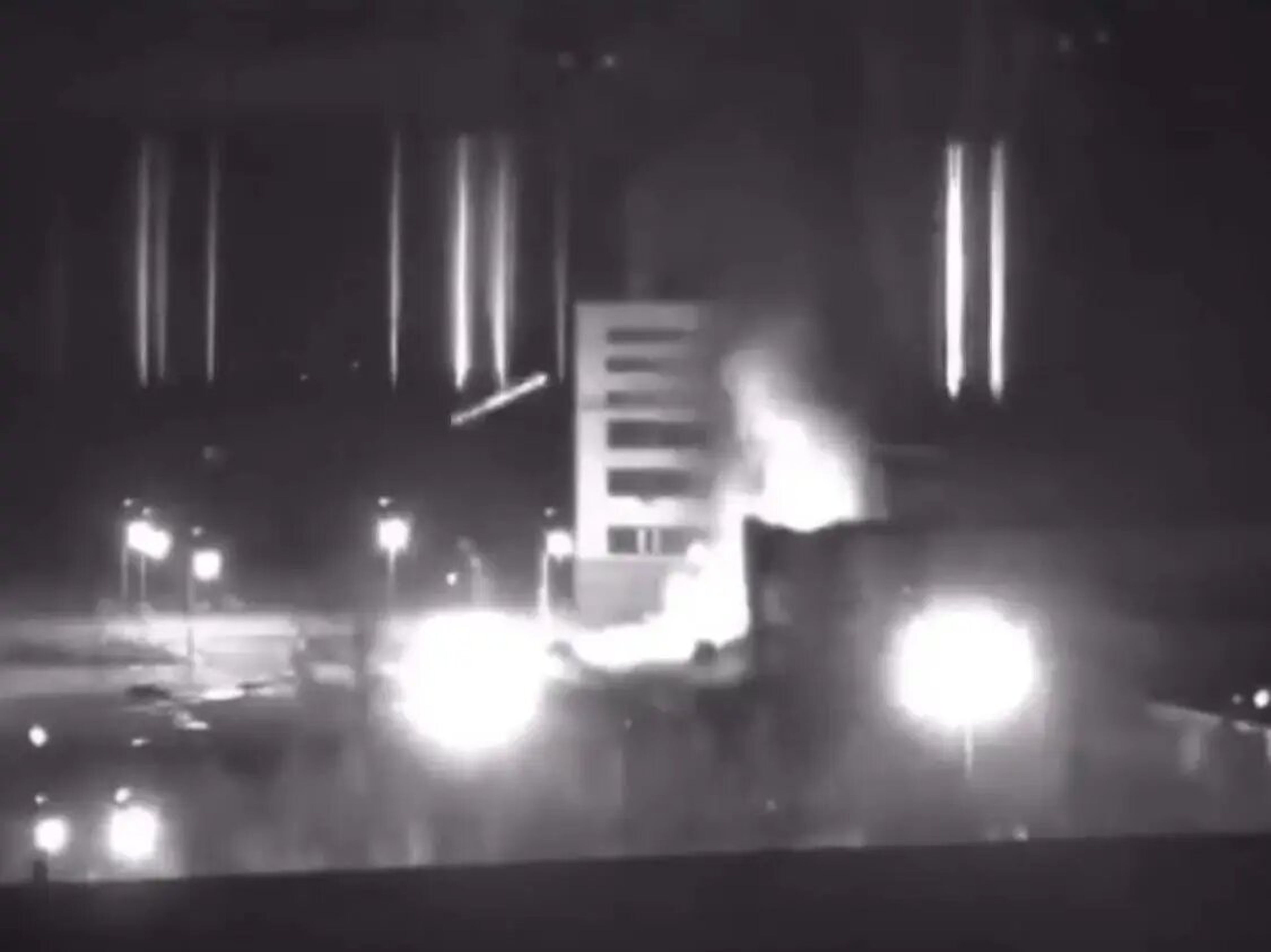 Una captura de pantalla de un vídeo muestra una vista de la central nuclear de Zaporizhzhia durante un incendio tras los enfrentamientos en torno al emplazamiento el 4 de marzo de 2022.