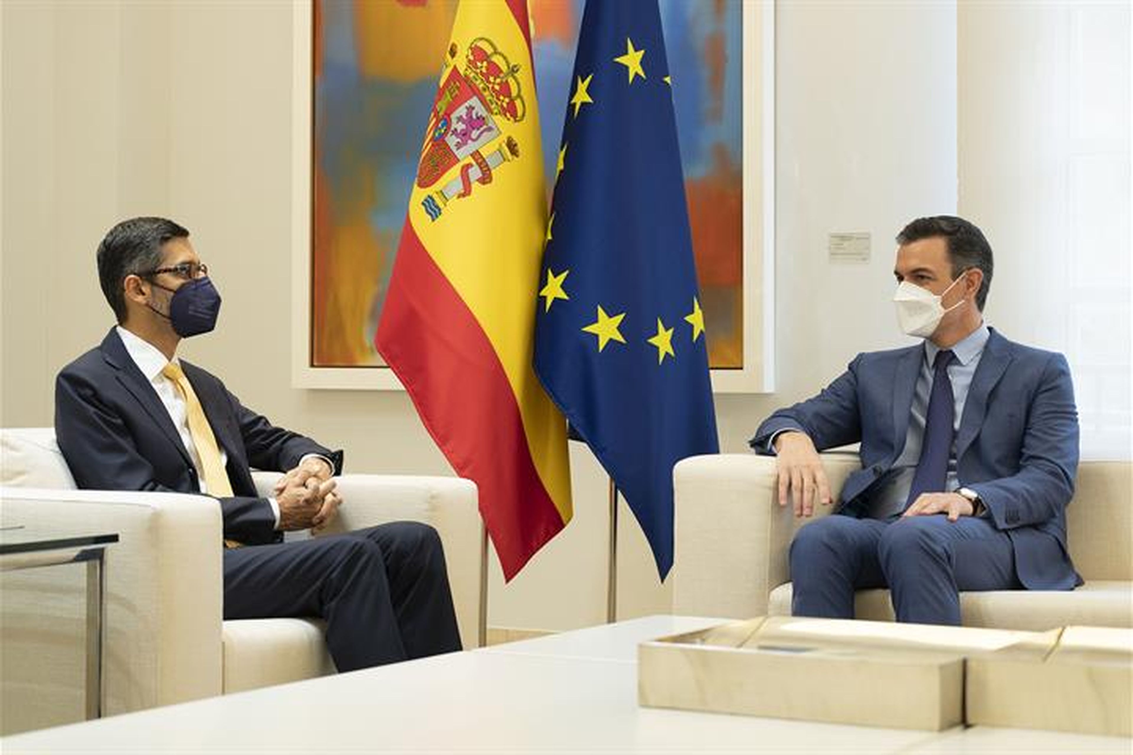 El CEO de Google, Sundar Pichai (izq.) se reúne con el presidente del Gobierno Pedro Sánchez (dcha.).