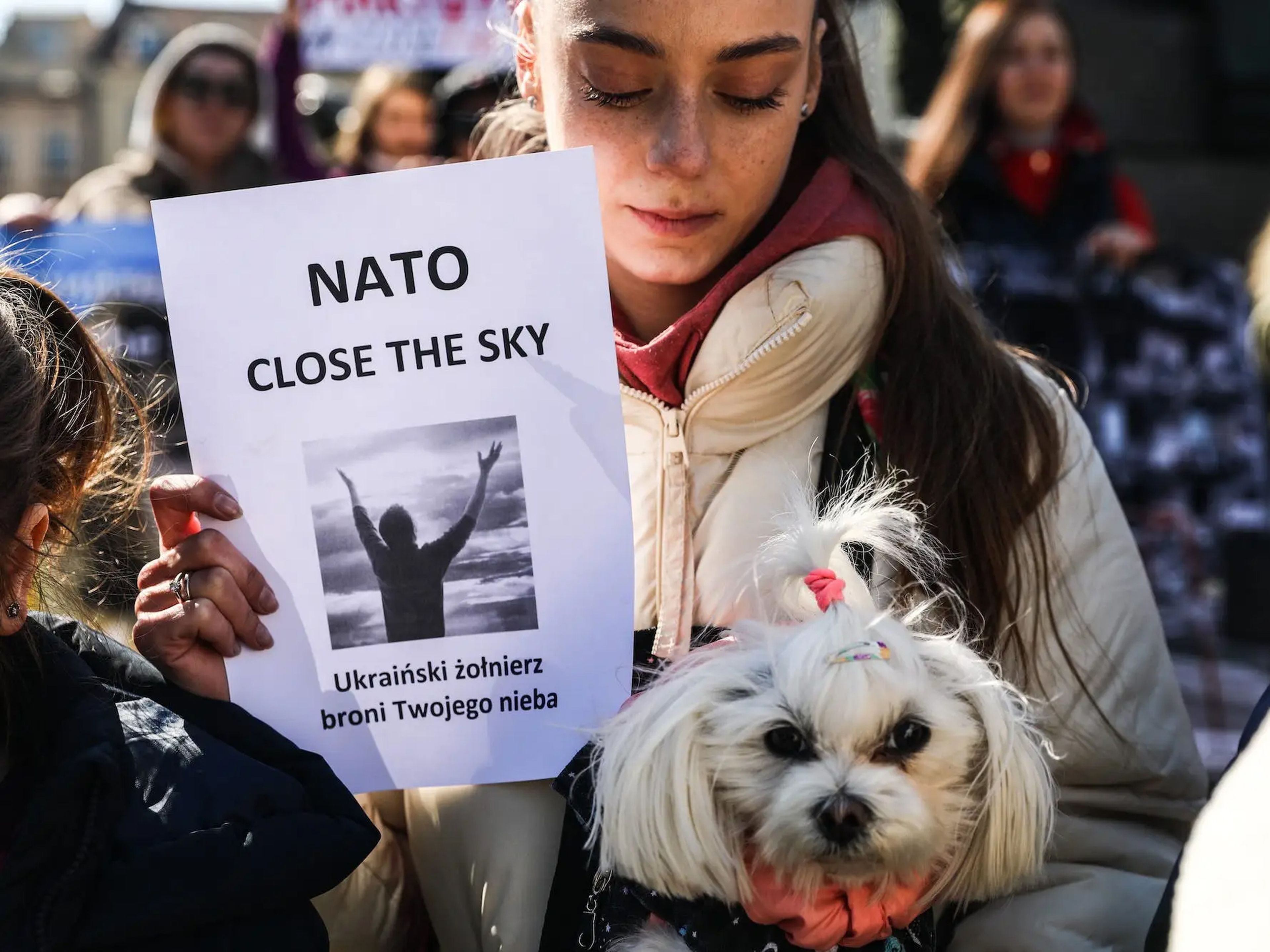 Ciudadanos ucranianos y simpatizantes asisten a una manifestación de solidaridad con Ucrania en Cracovia el 17 de marzo de 2022, exigiendo a la OTAN que "cierre el cielo" mientras Rusia ataca.