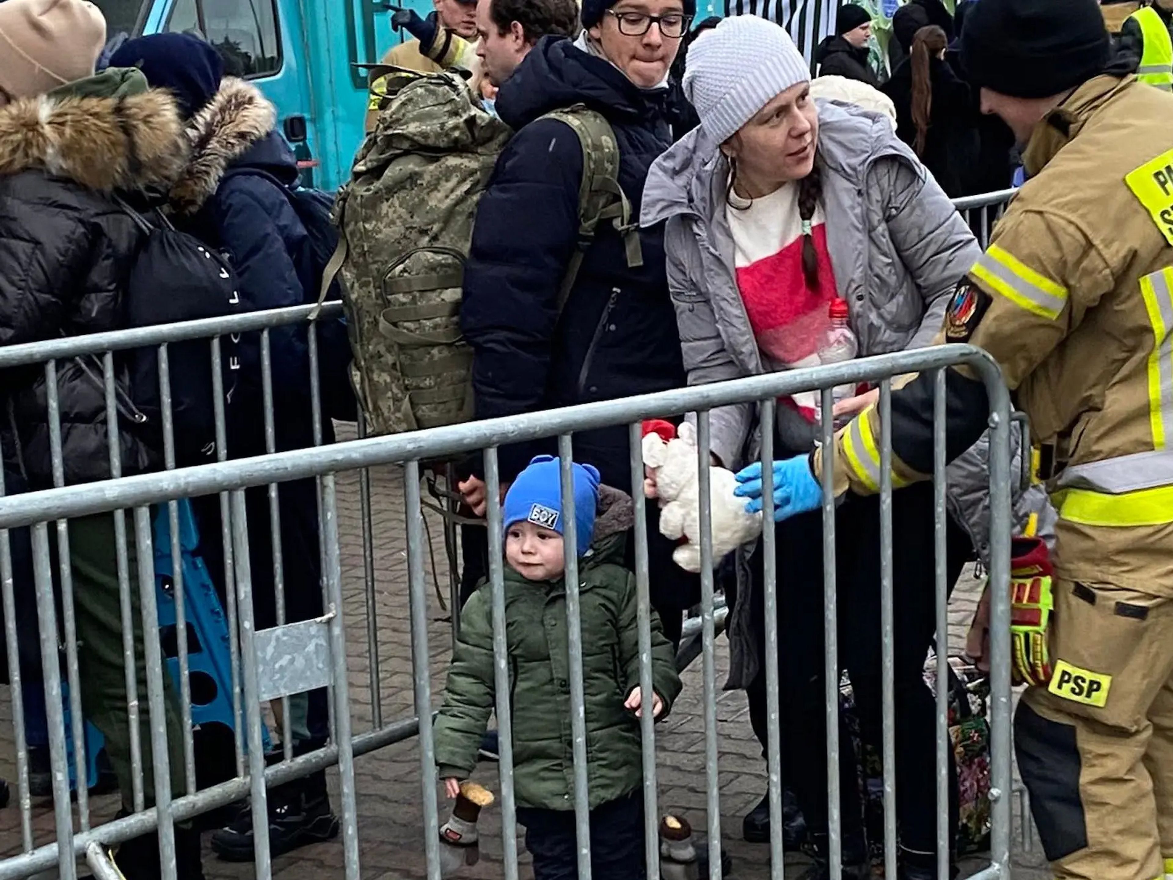 Los civiles que entran en Polonia desde Ucrania son recibidos en un centro de tránsito de refugiados en Korczowa.
