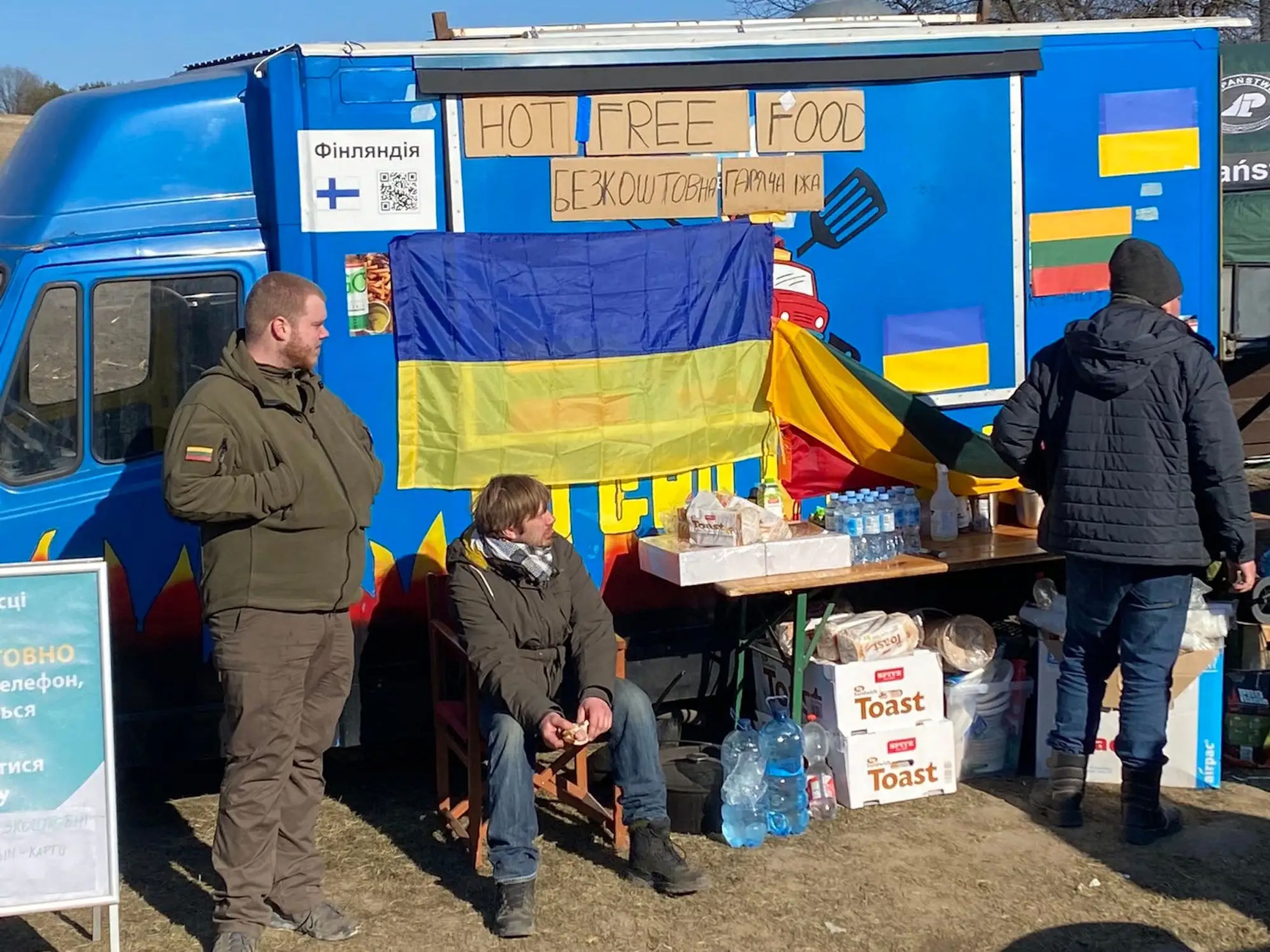 Comida gratuita para los refugiados ucranianos en el paso fronterizo de Rava-Ruska, en Hrebenne (Polonia).