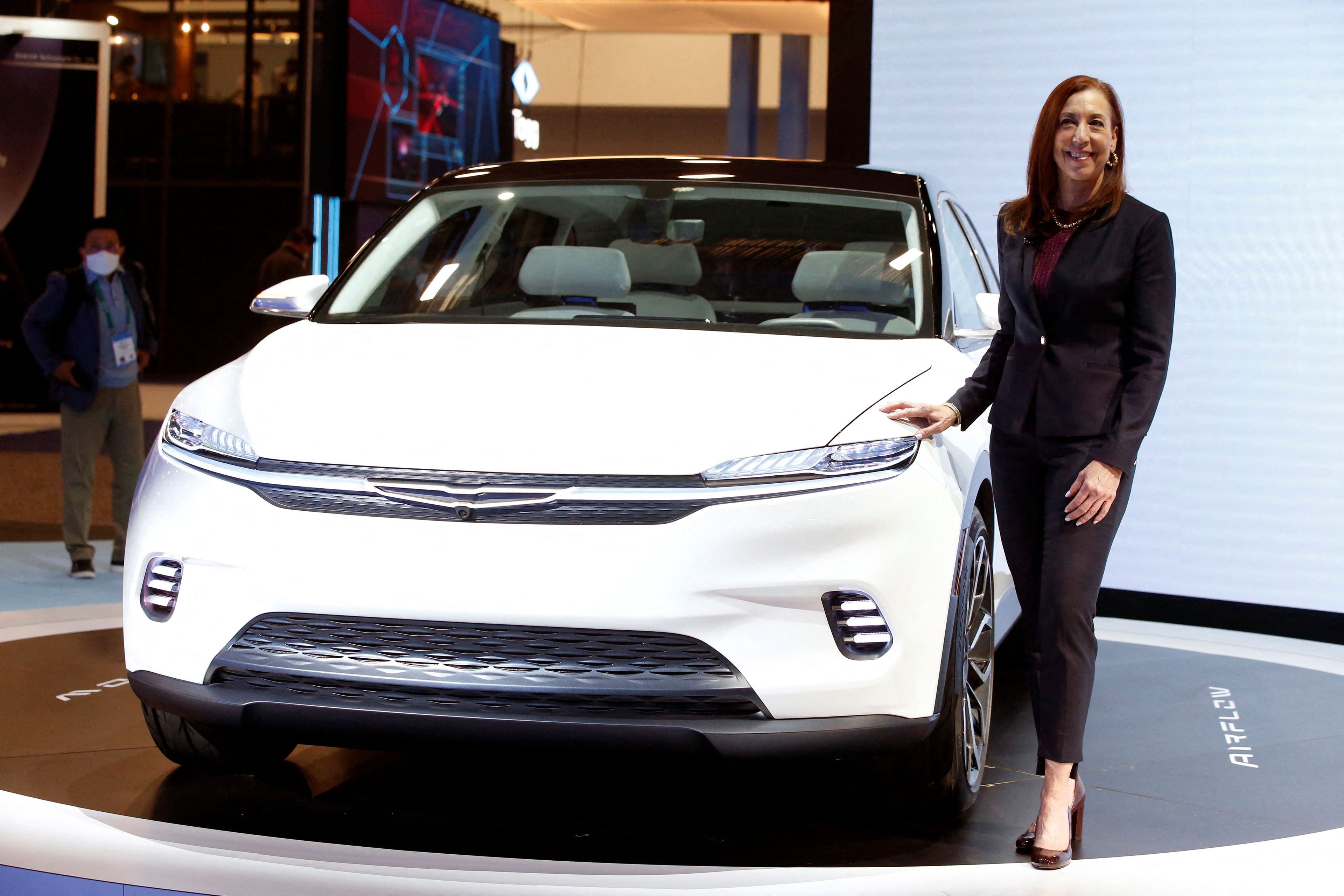 La consejera delegada de Chrysler, Chris Feuell, con el último modelo que presentaron en el CES 2022 de Las Vegas (EEUU).