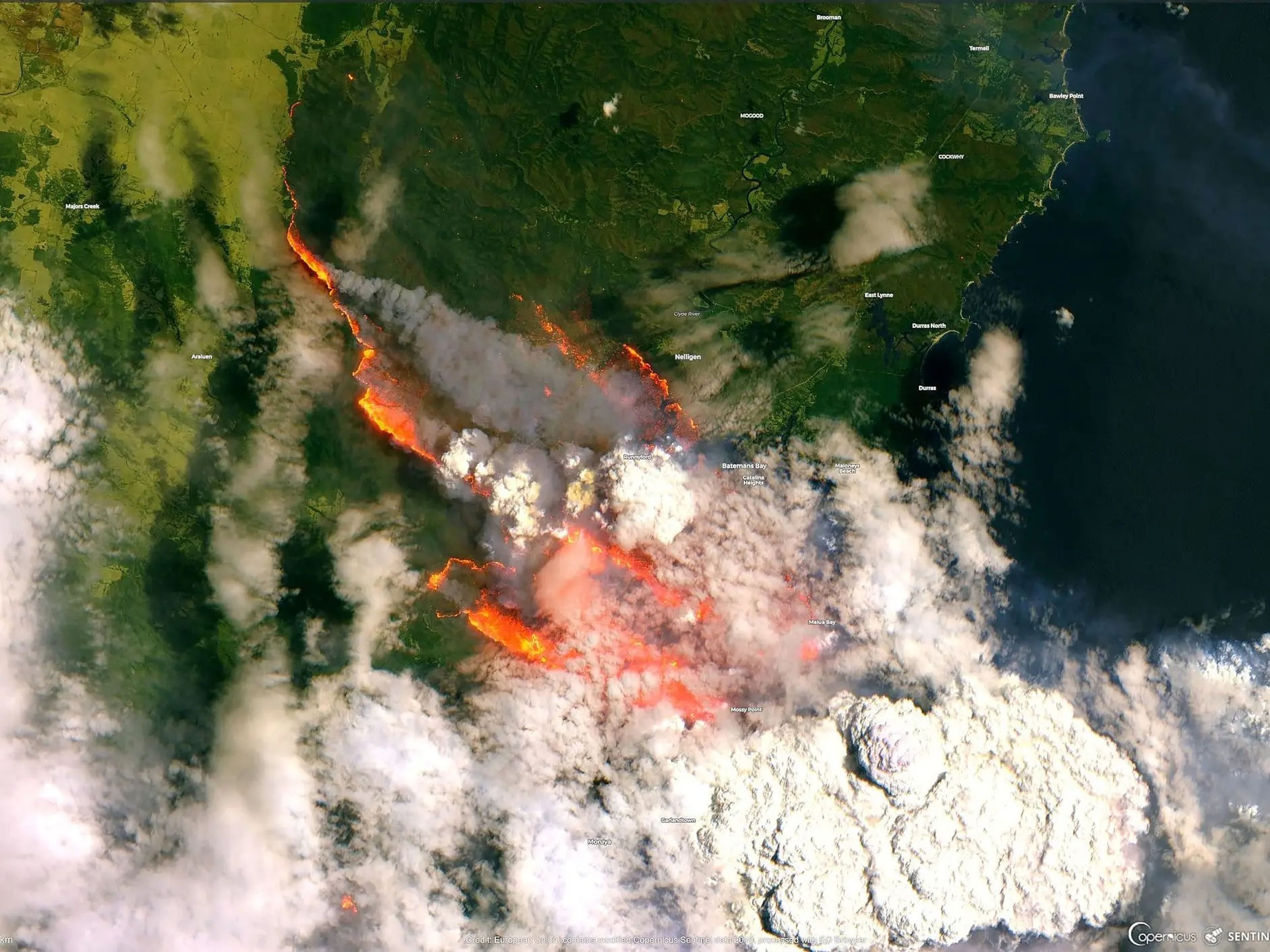 Una vista de un incendio forestal en Bateman Bay, Australia, el 31 de diciembre de 2019.