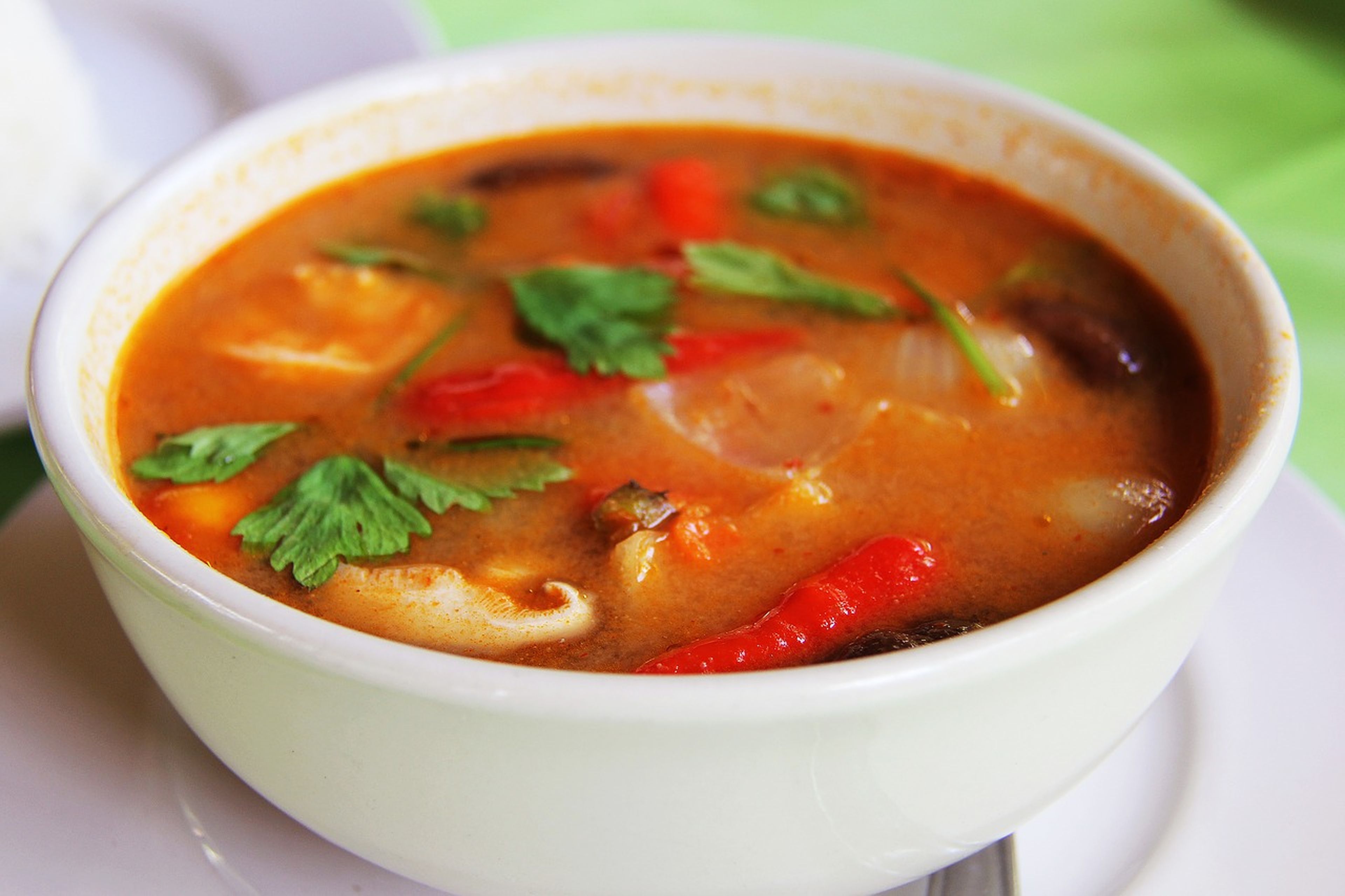 Puedes combinar la pimienta y la cúrcuma en platos como el reconfortante curry tailandés.