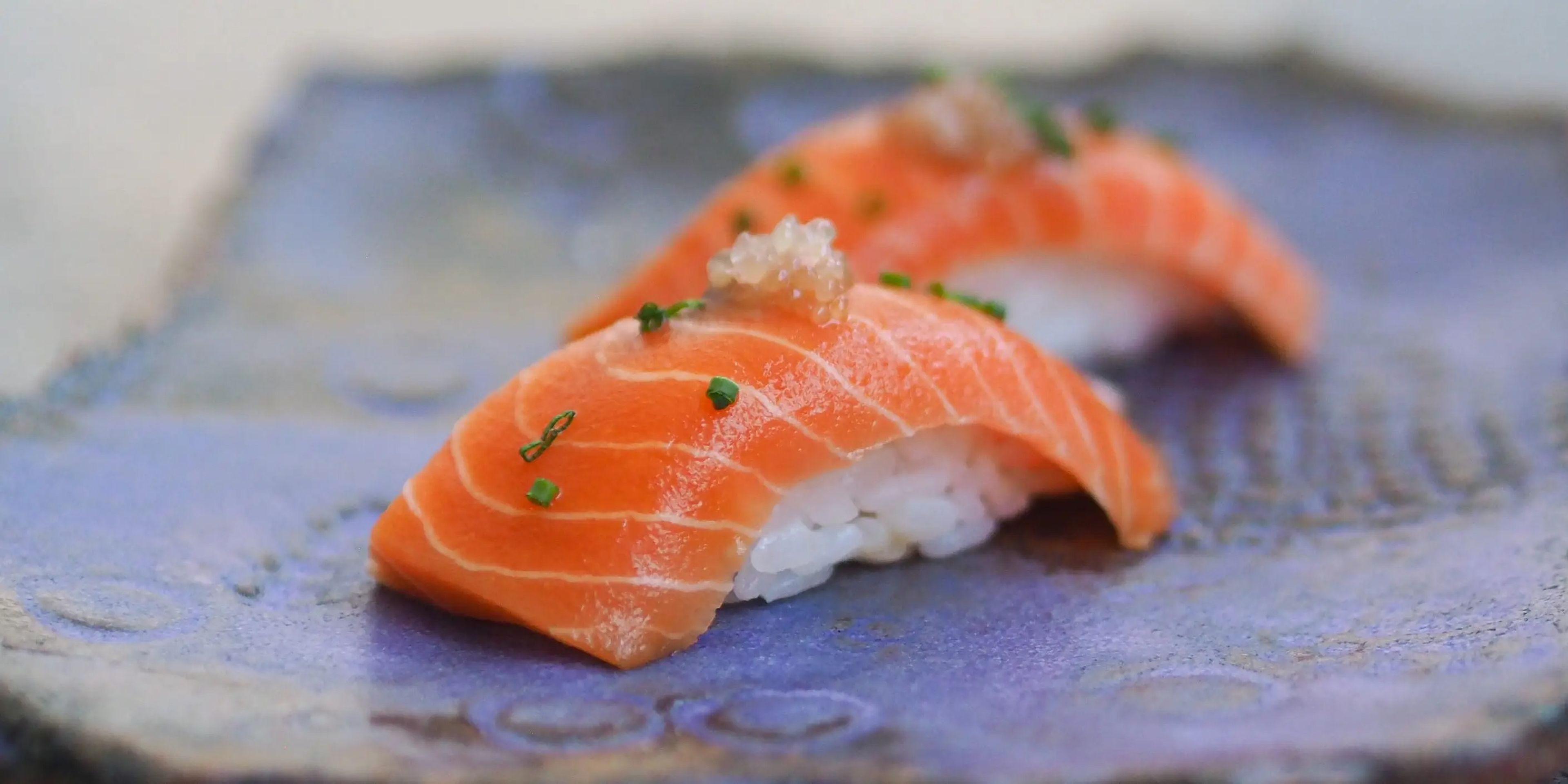 Puedes hornear salmón o comerlo crudo en sushi.